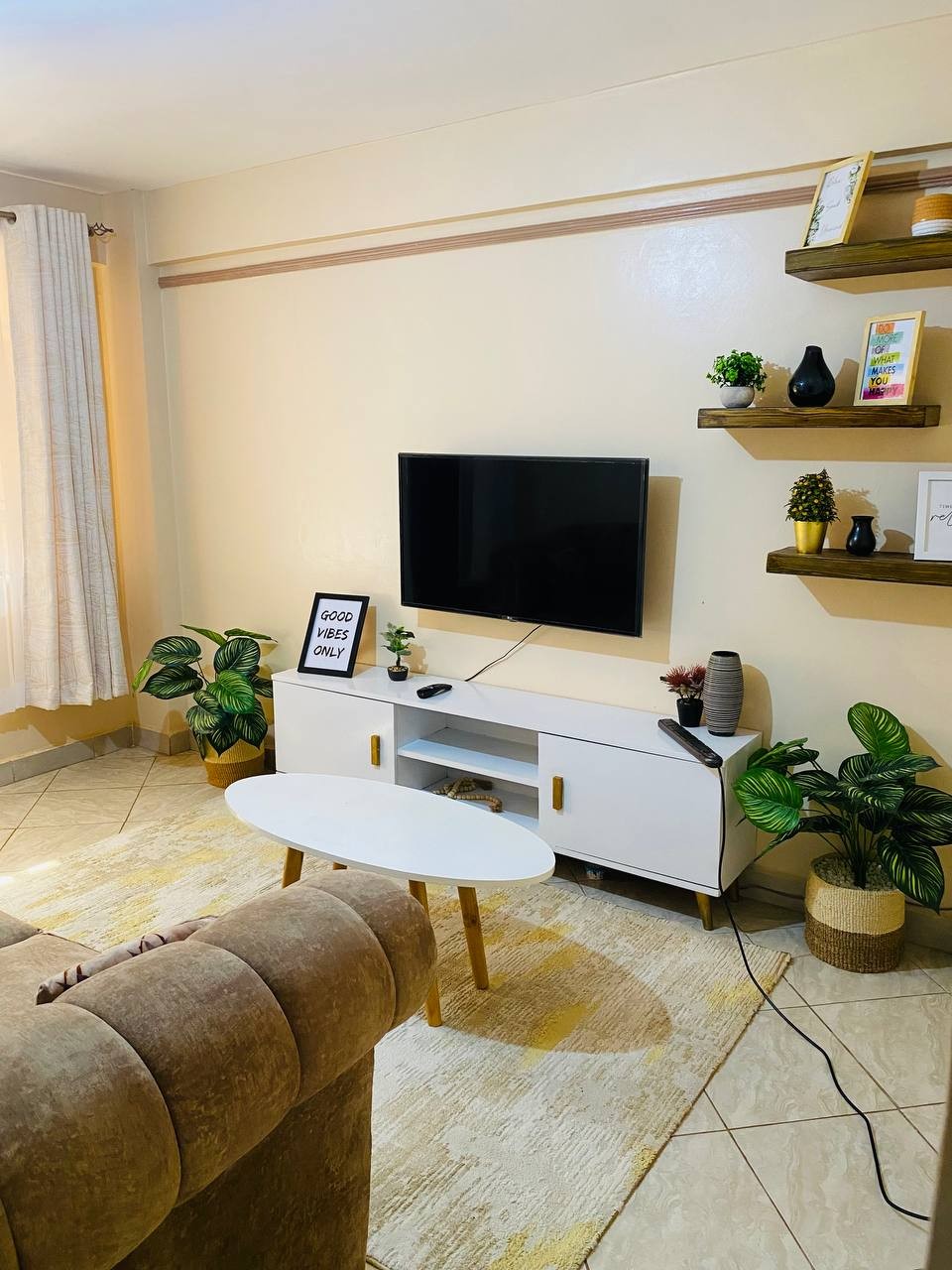Lovely 1-bedroom unit with free parking on premise