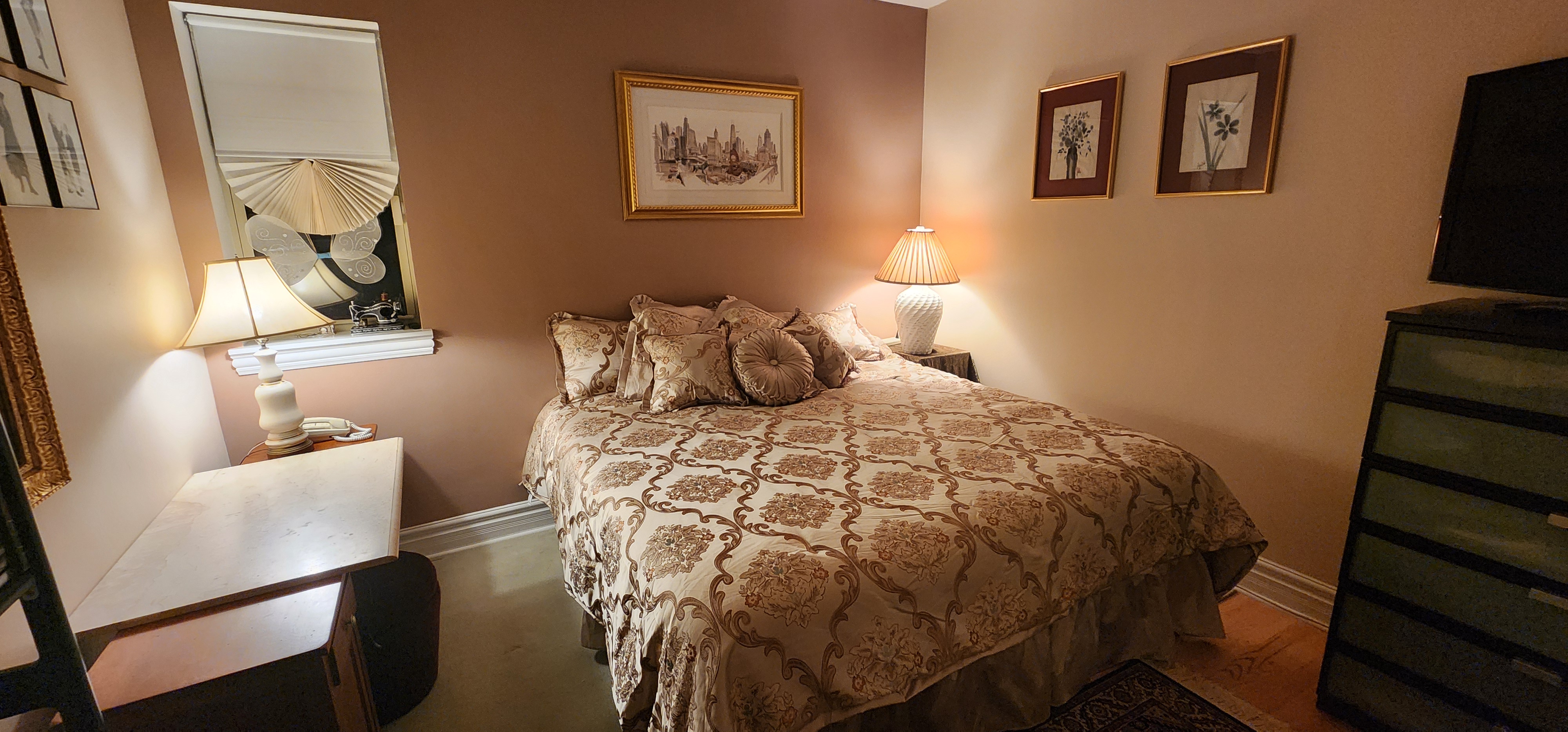 Bedrm/Bath - Swanky Northside Condo in West Ridge, Chicago