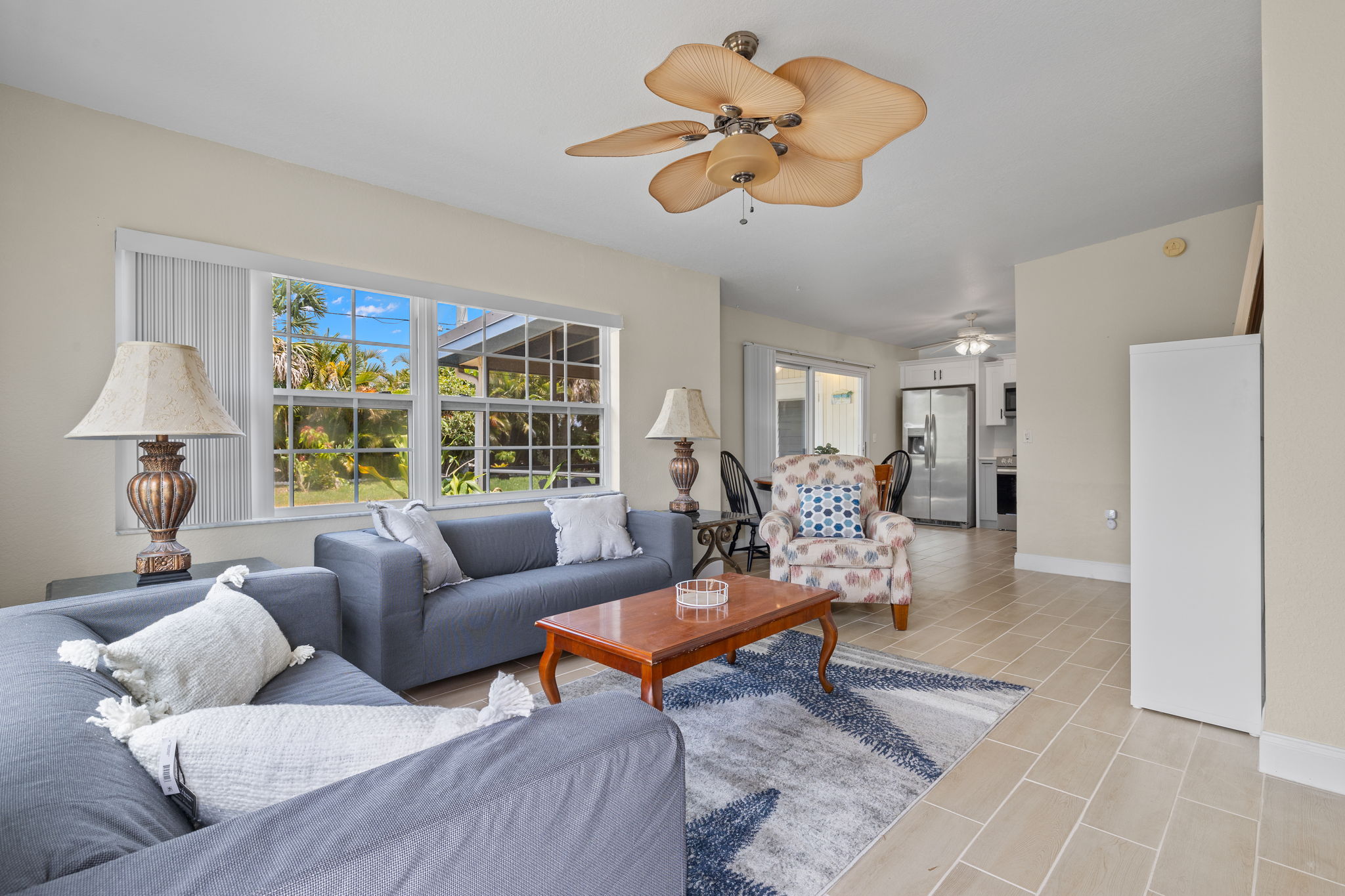 Modern 2 bed/1 bath duplex, close to everything.