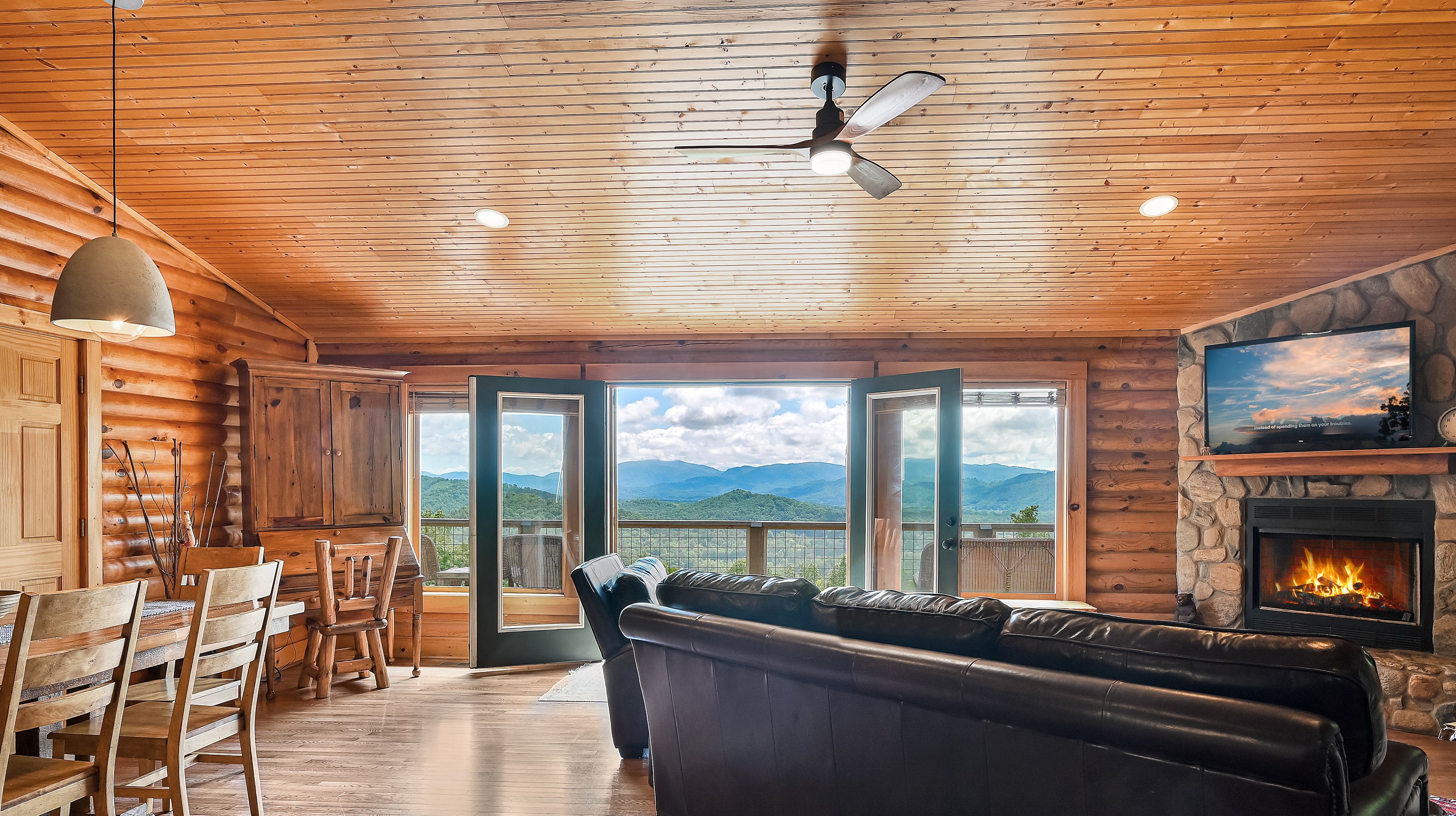 Cozy, Mountaintop Log Cabin w/Epic Views*Hot Tub in 28704, Asheville