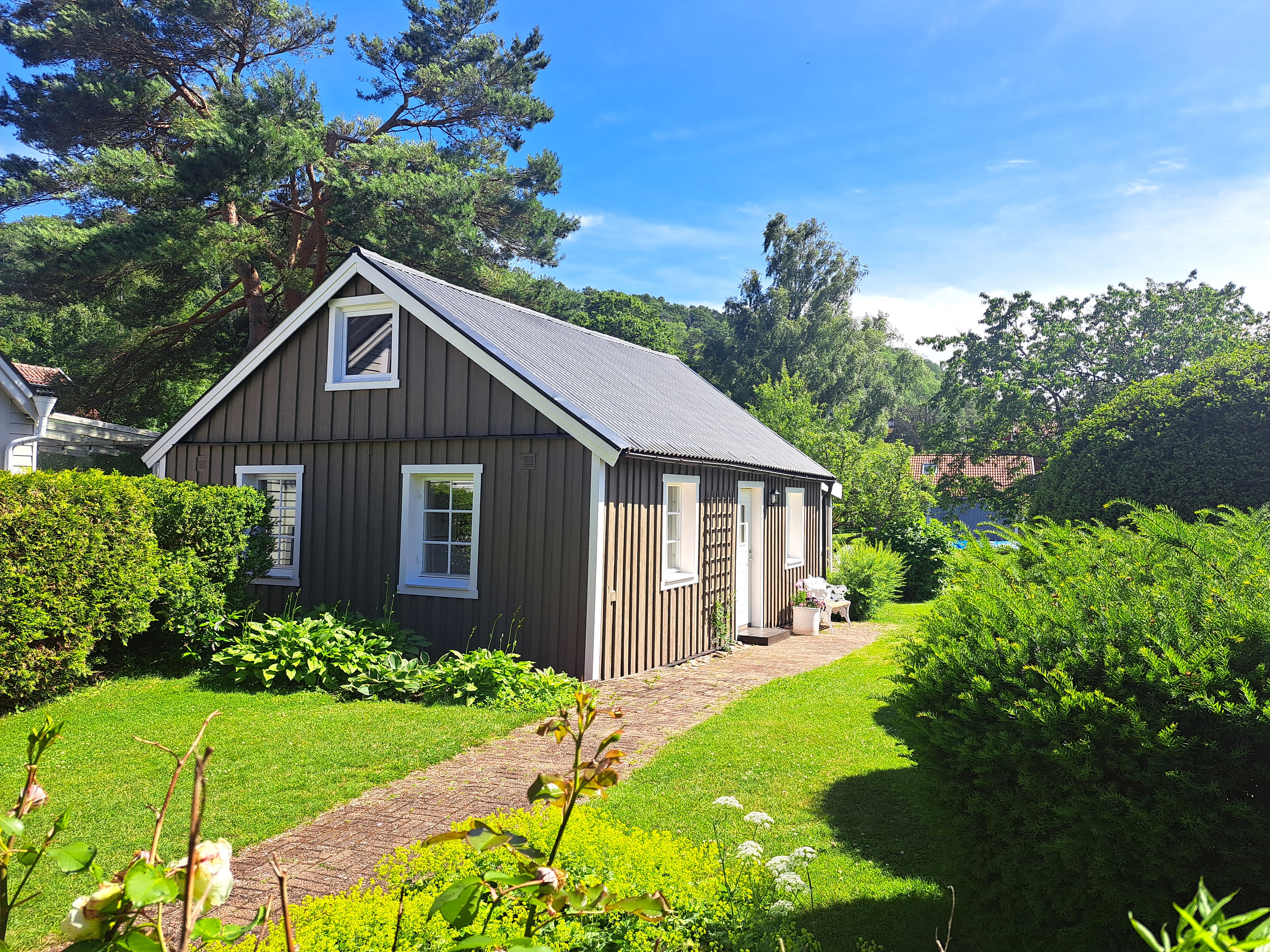 Idyllic situated guest house in central Båstad