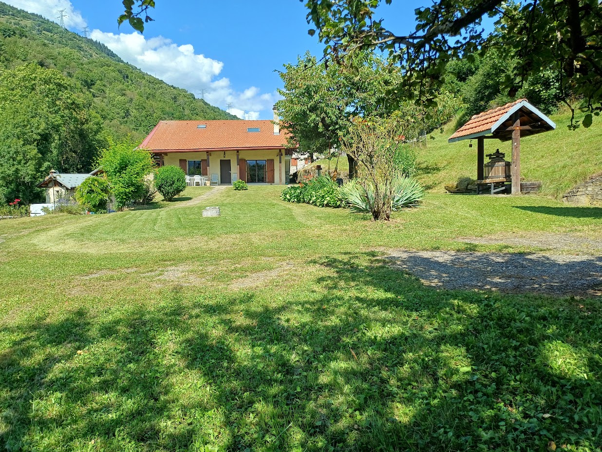 House 100 s² on one level in a quiet area 1000 sqm lawn