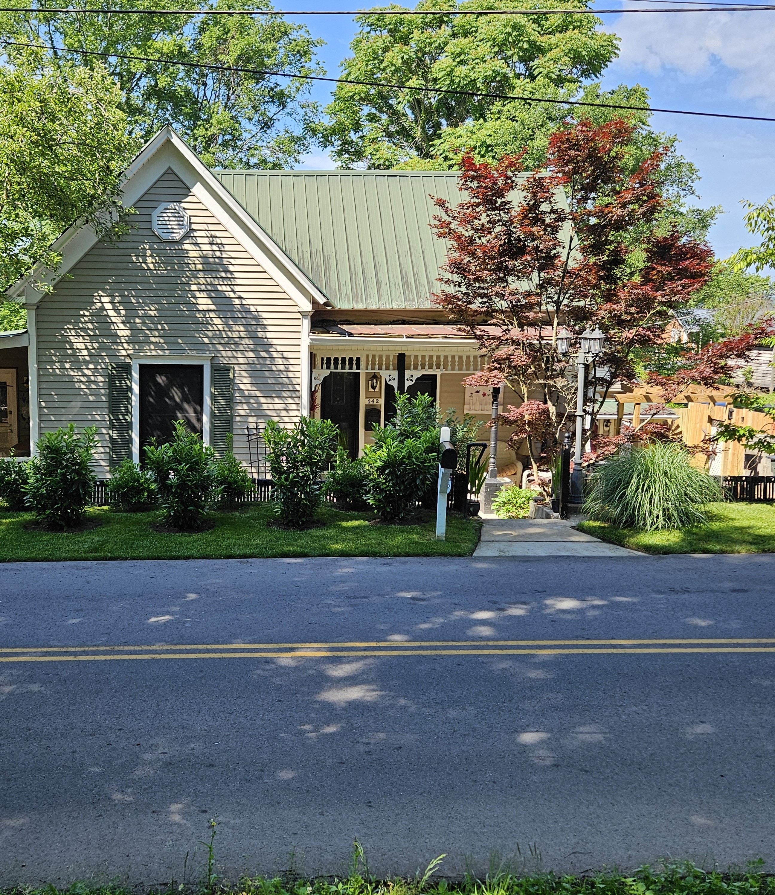 Remodeled 2 bedroom 1 bath cottage close to town