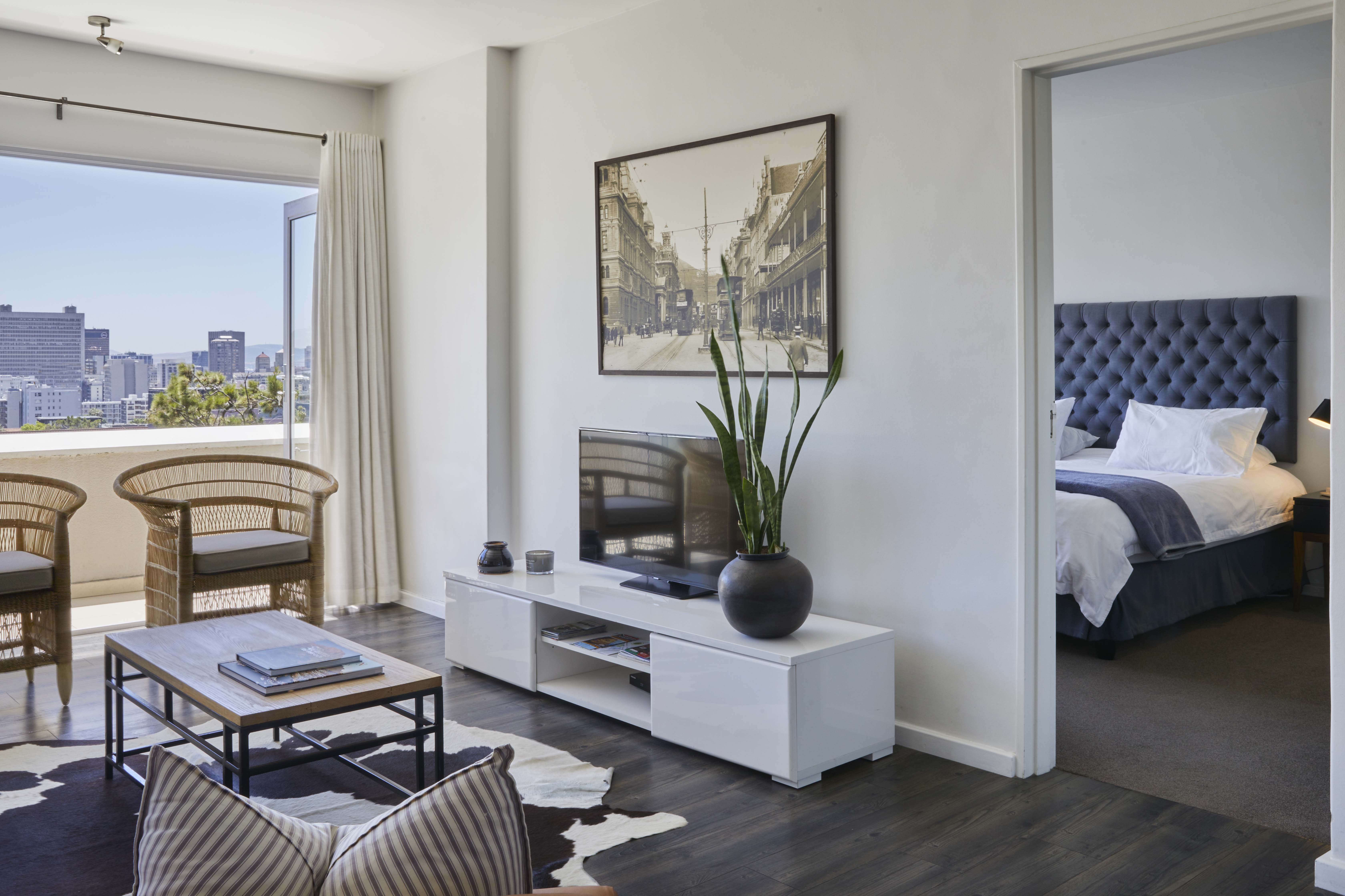 Trendy Kloof Street Apt City and Mountain View