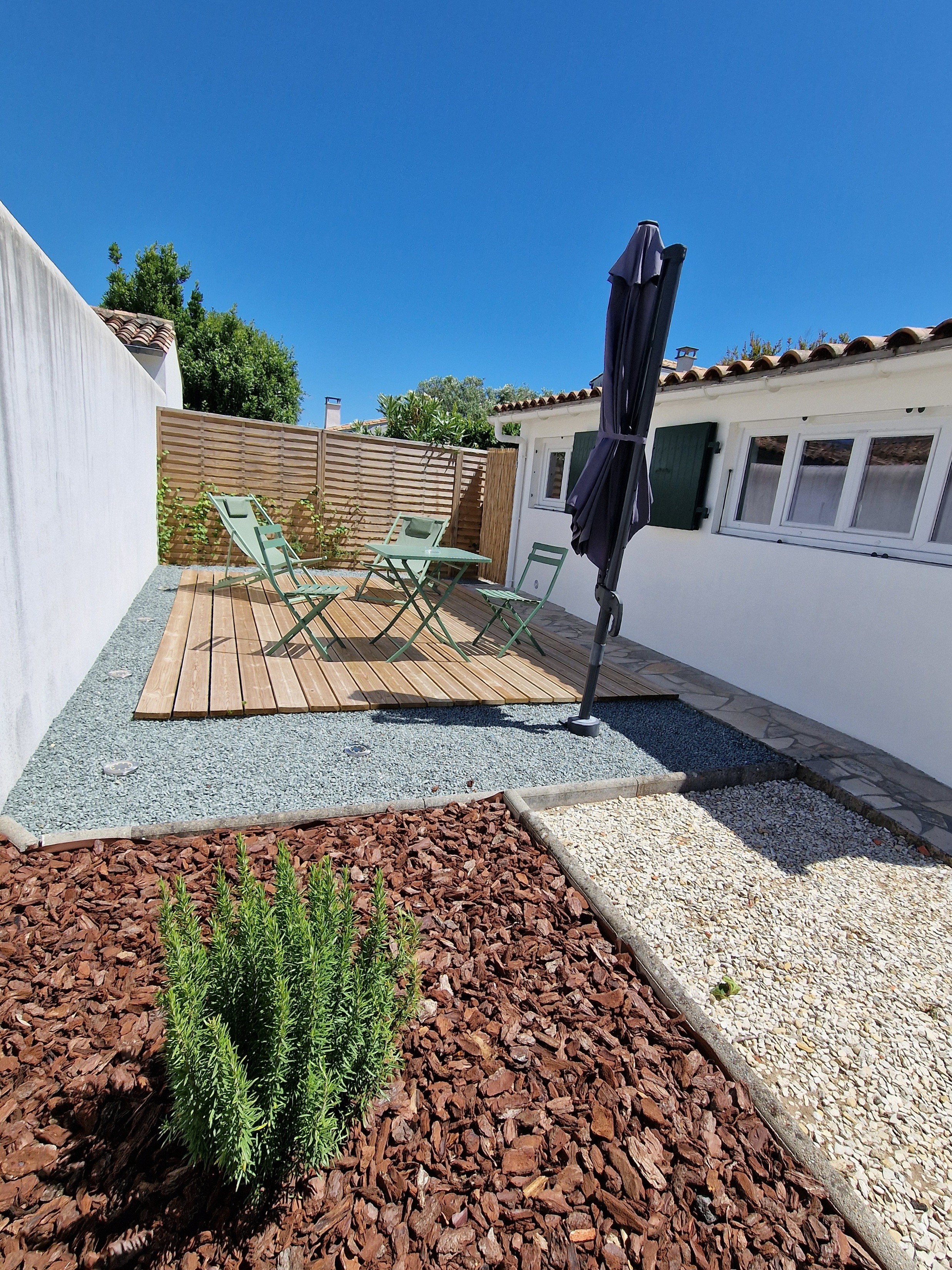 Charming studio for 2 with beach terrace 300 m away