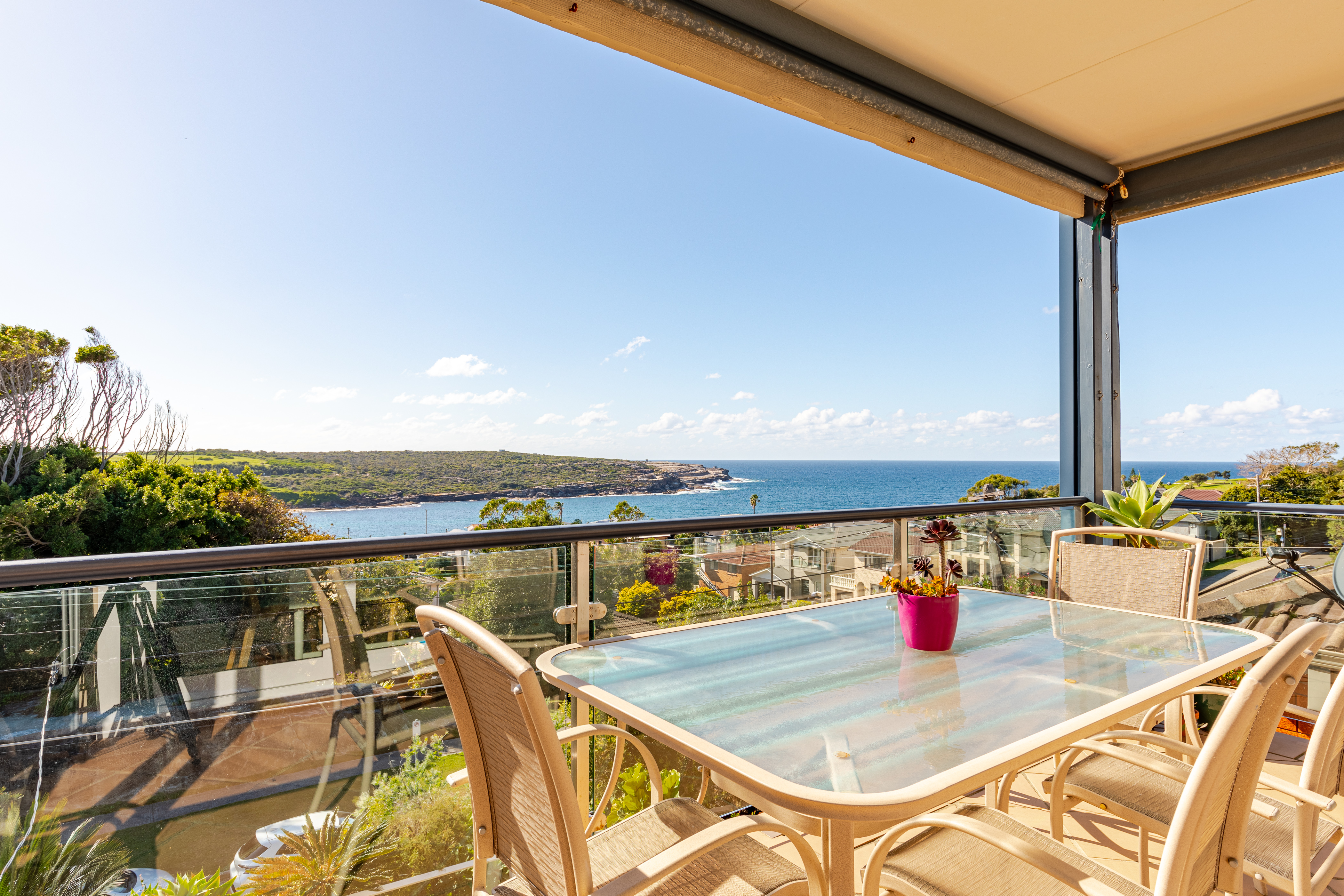 Beachside haven with gorgeous sea & Headland views