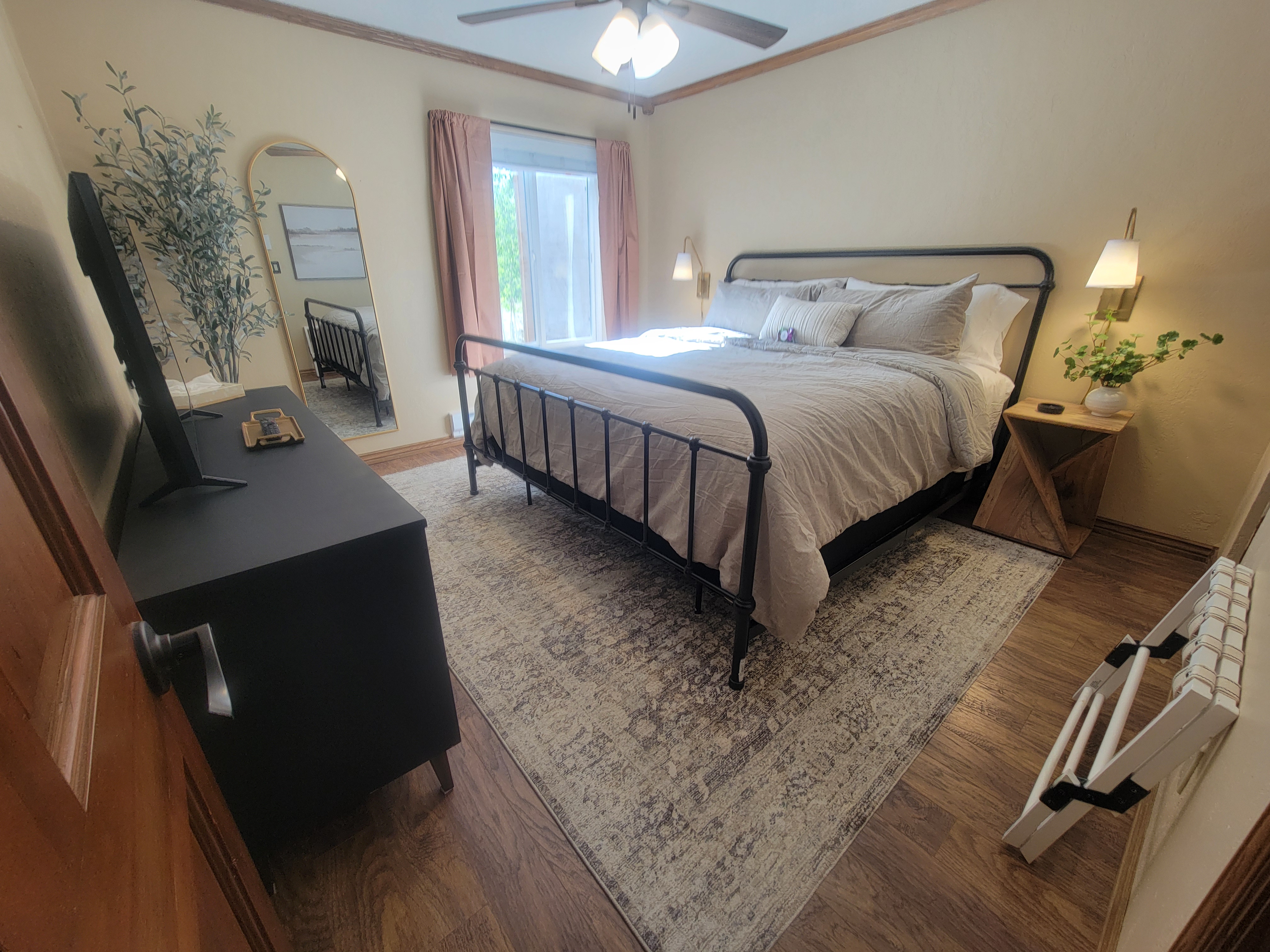 Spacious Retreat - Sleeps 6 - Pool Open!