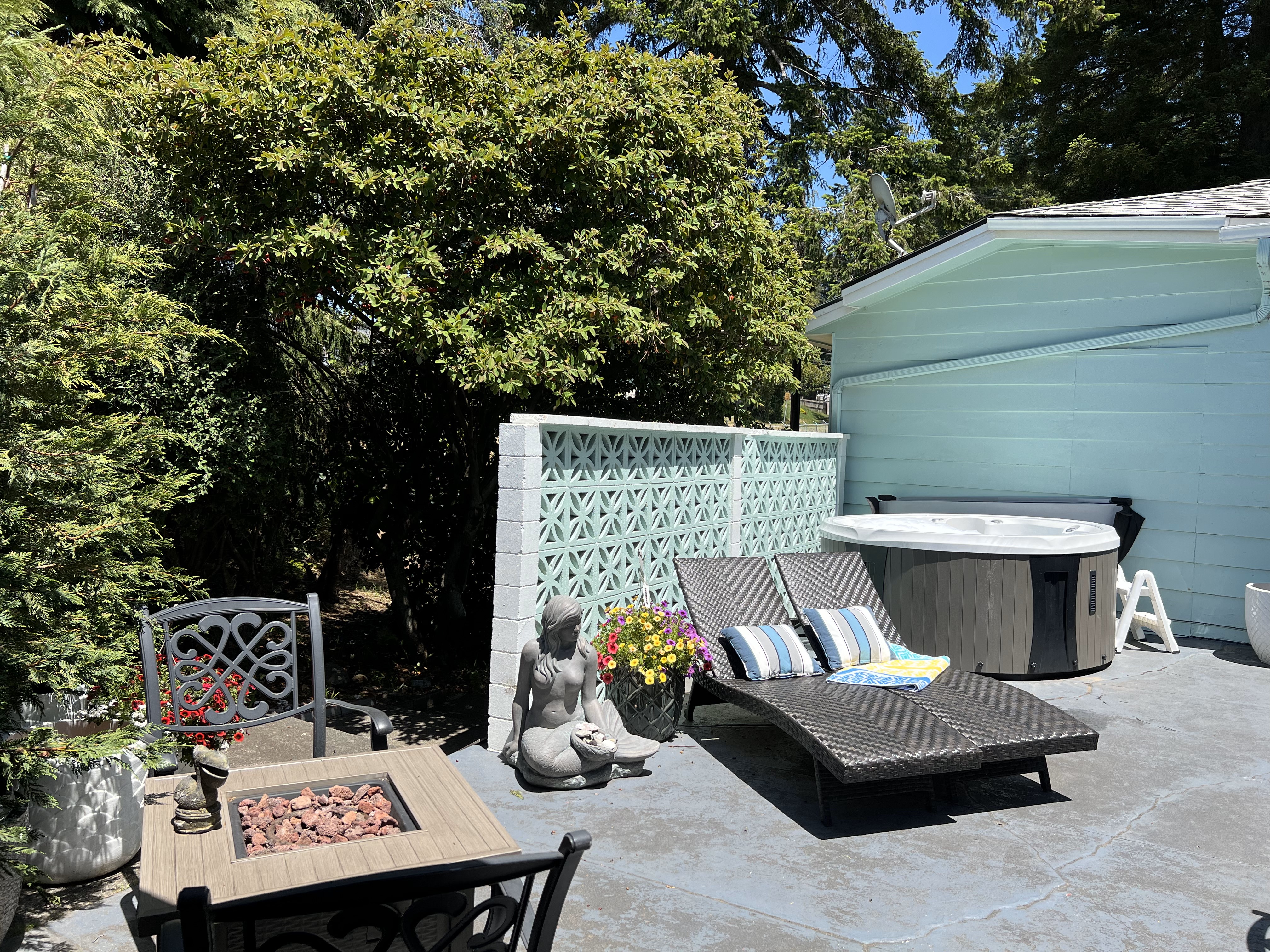 Relaxing Hot Tub! Comfy King Bed! Close to town!