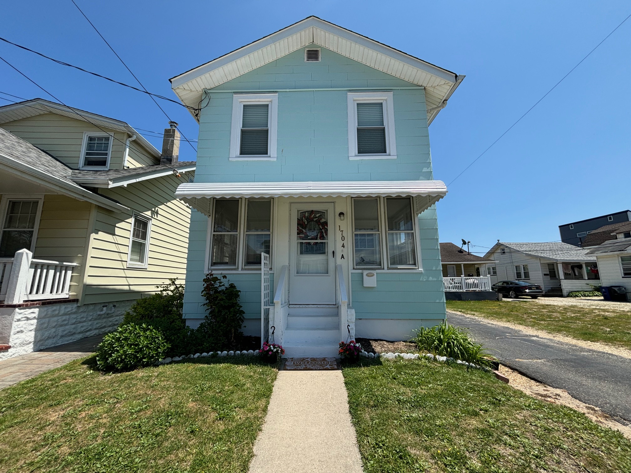 Home 2 Blocks to Beach. Off-Street Parking Space!