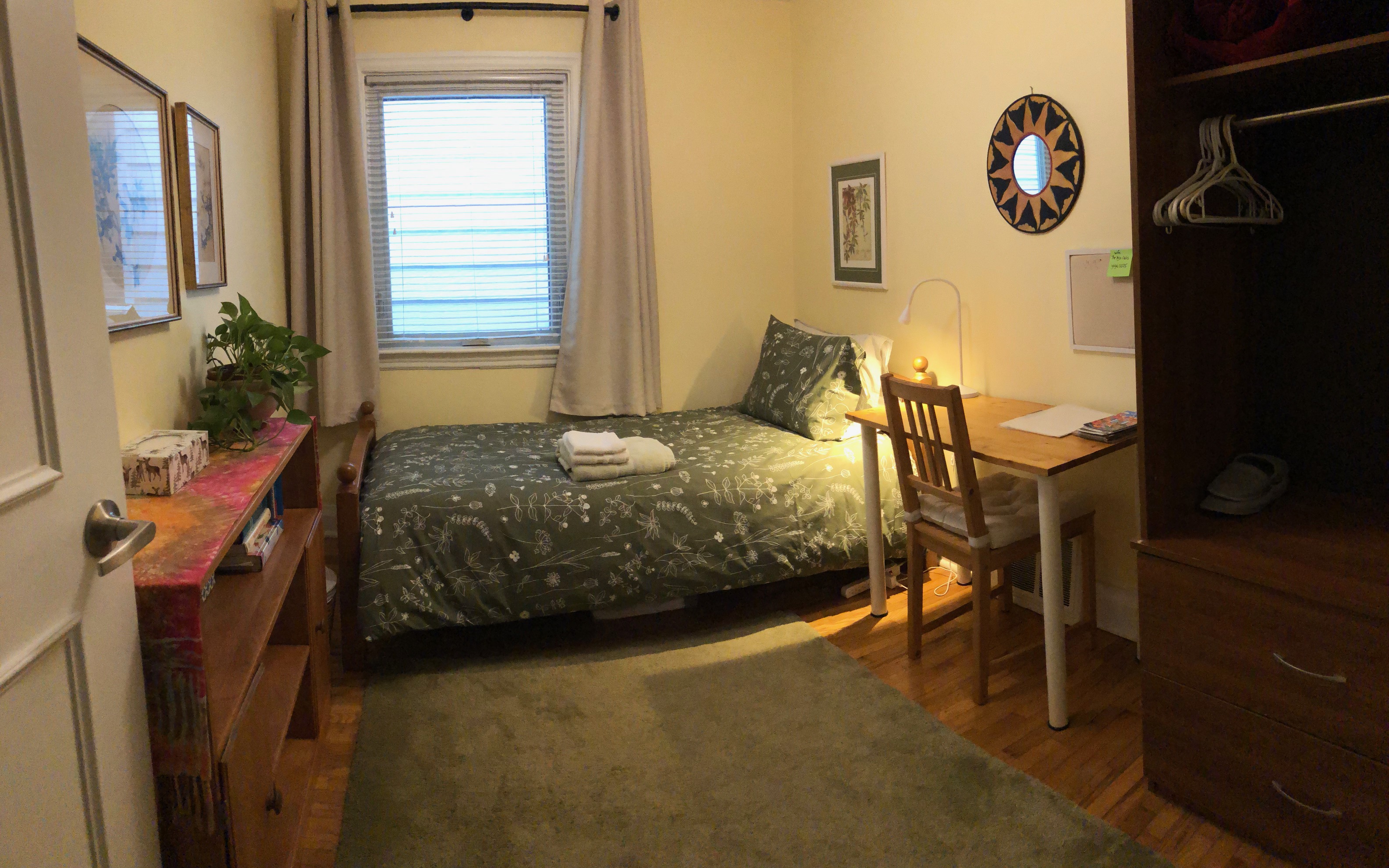 Cozy East York room 18 minutes to Union Stn