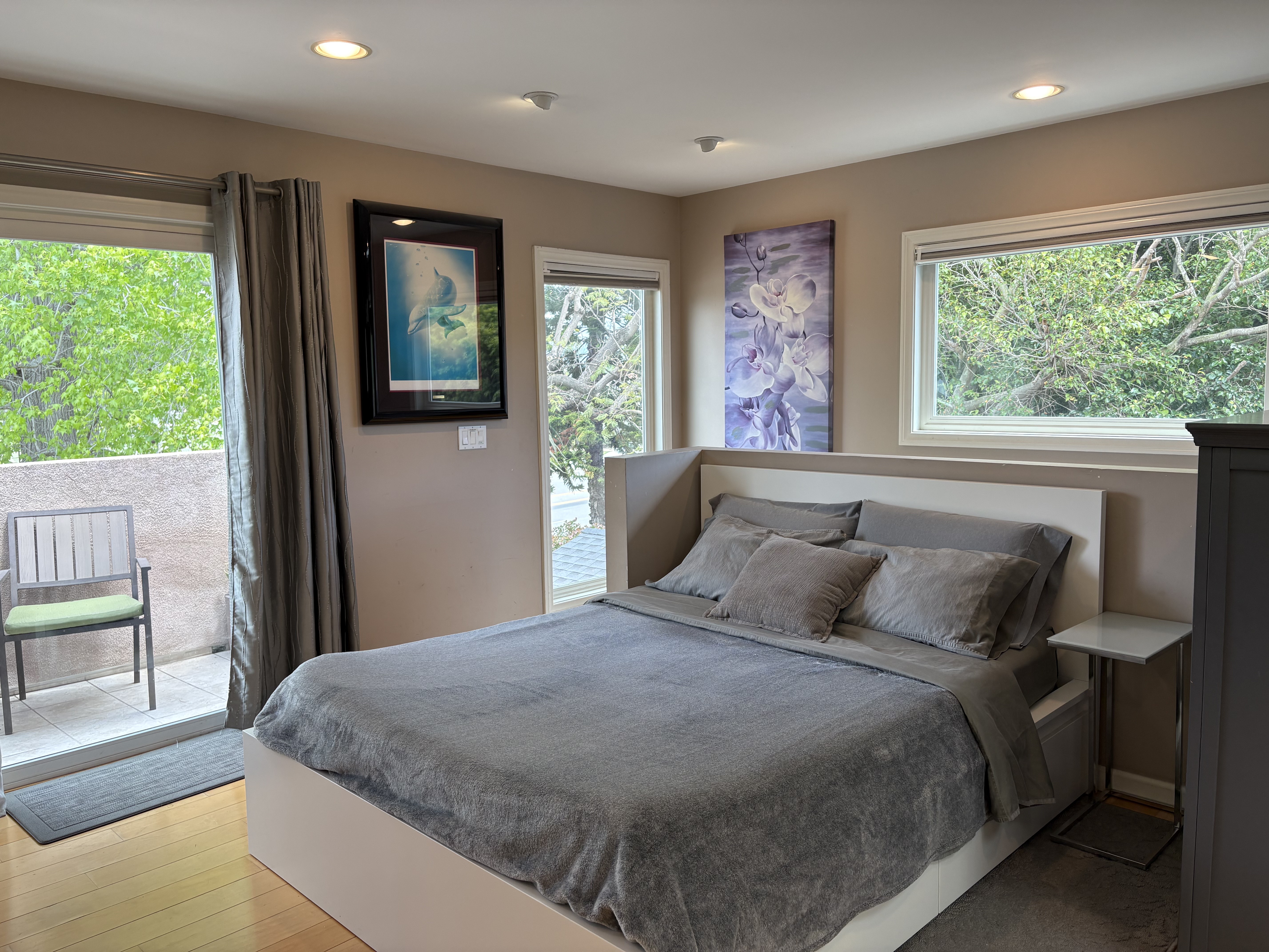 Private Luxury Studio with Parking and Laundry