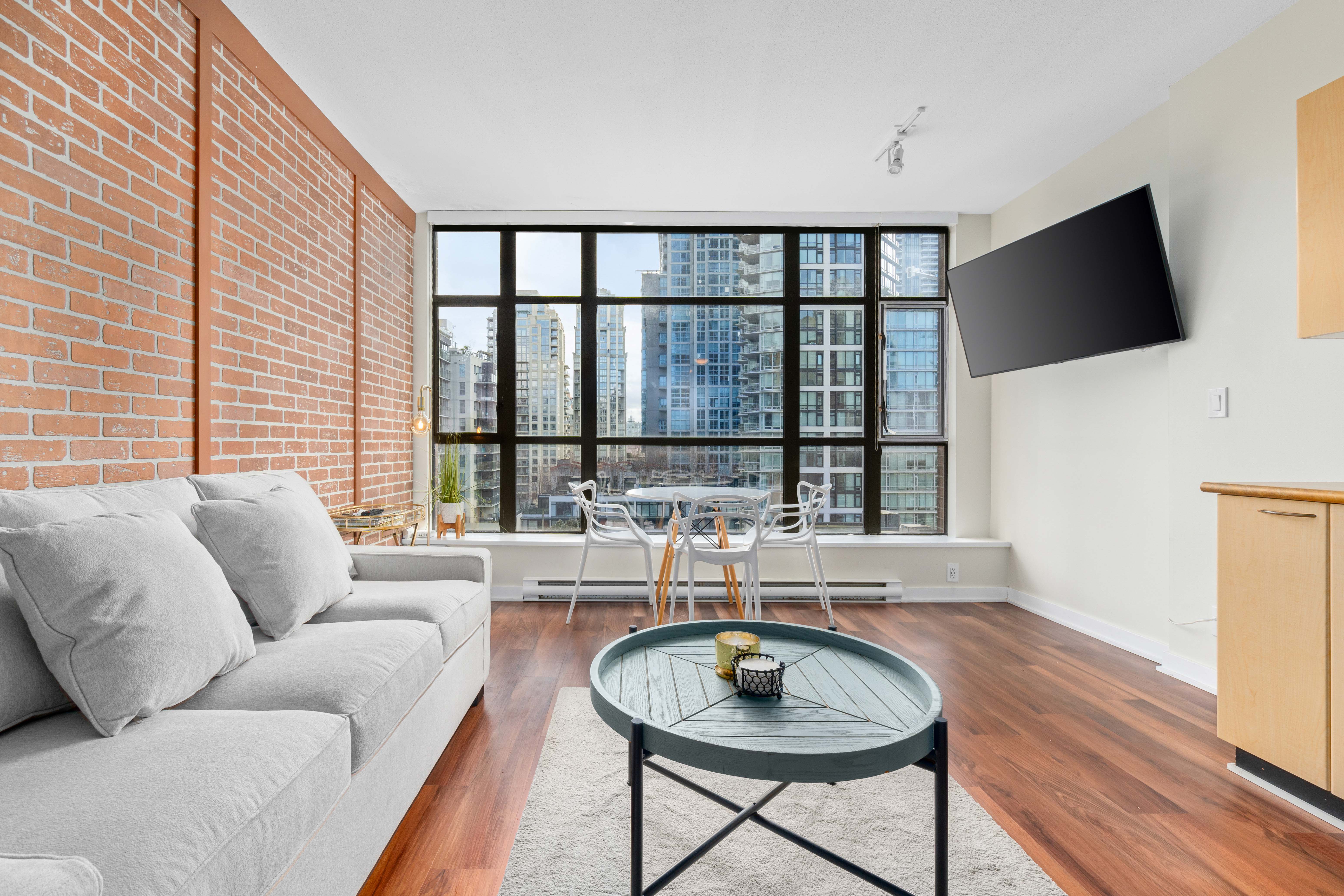 Downtown Vancouver Condo Near Granville, Sleeps 5