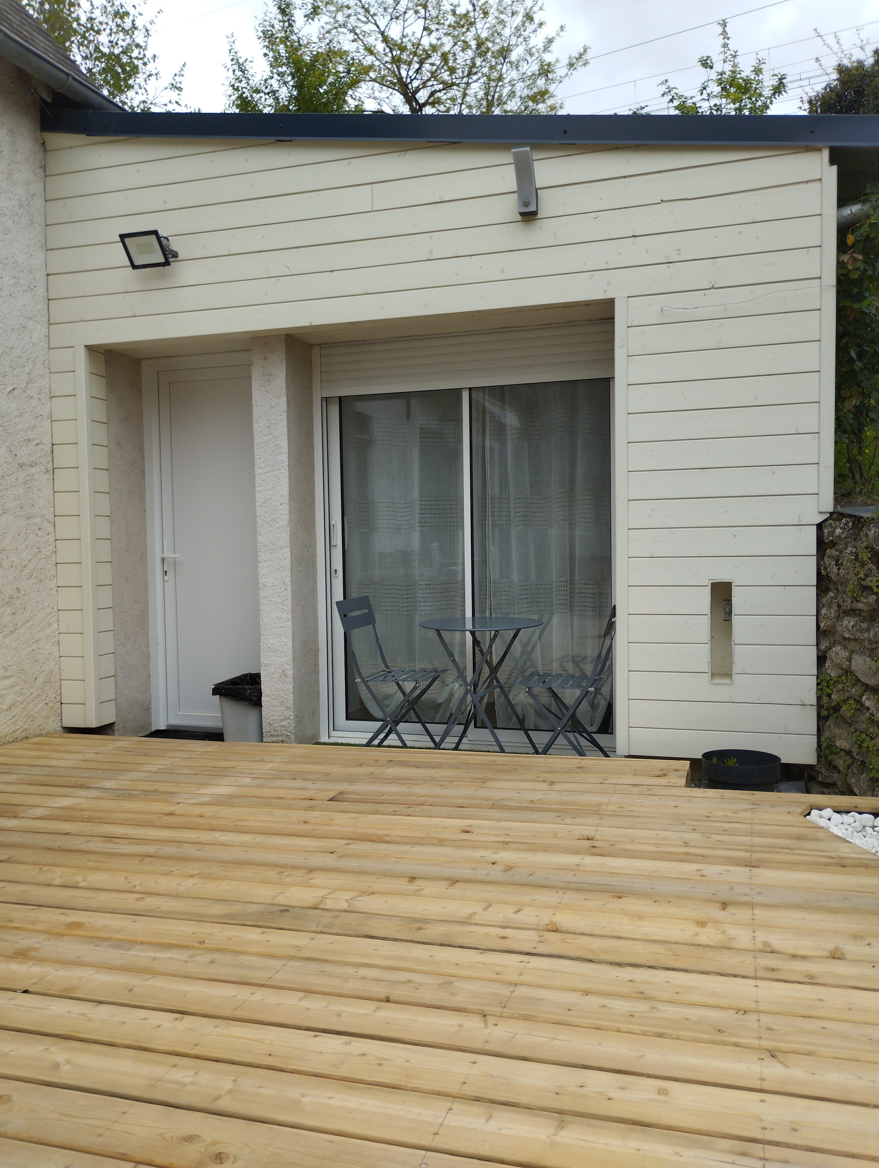 Studio near train station and castle