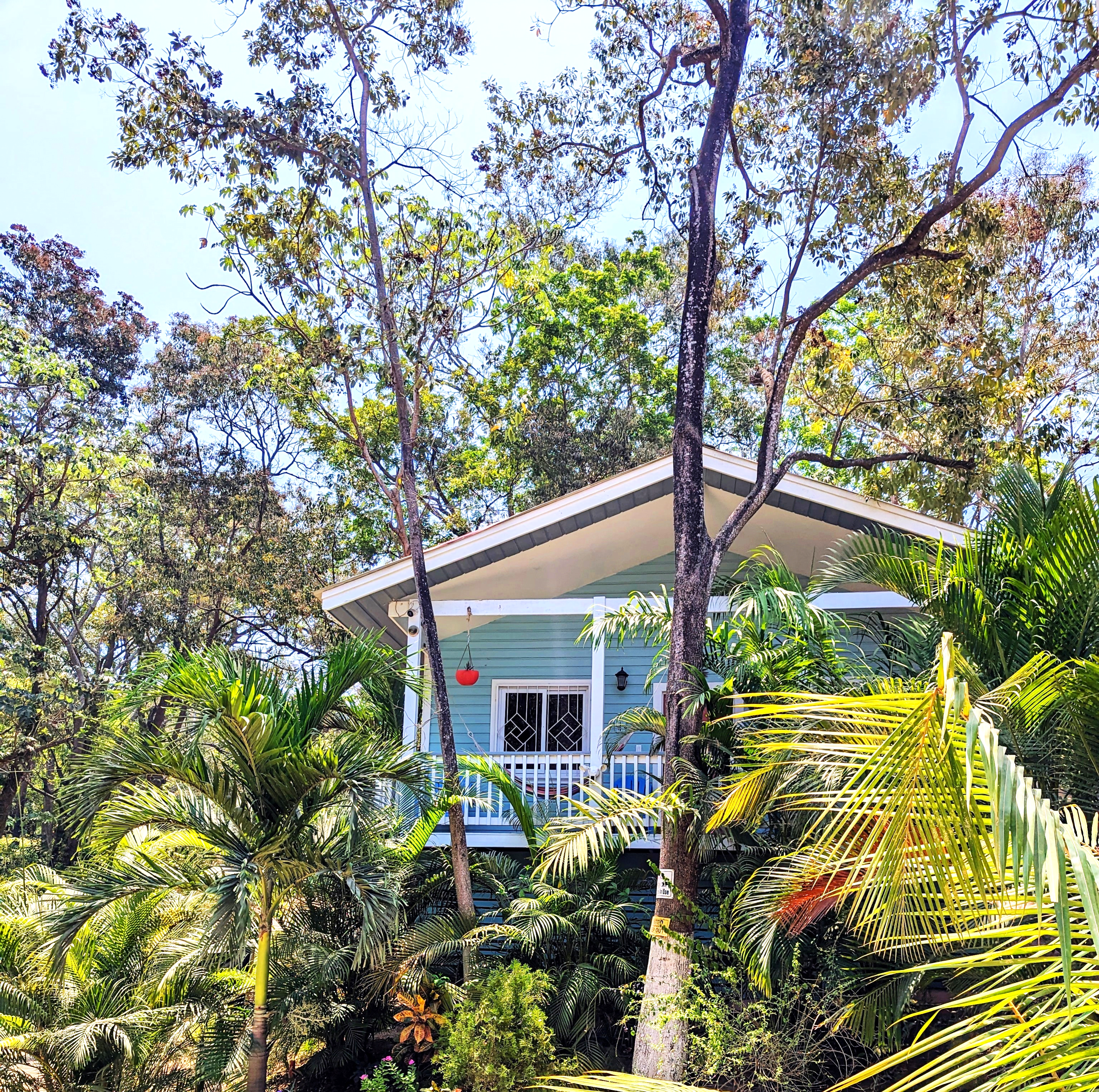 Sunny & Modern Oasis ~ 3 min to Beach ~Queen Beds!