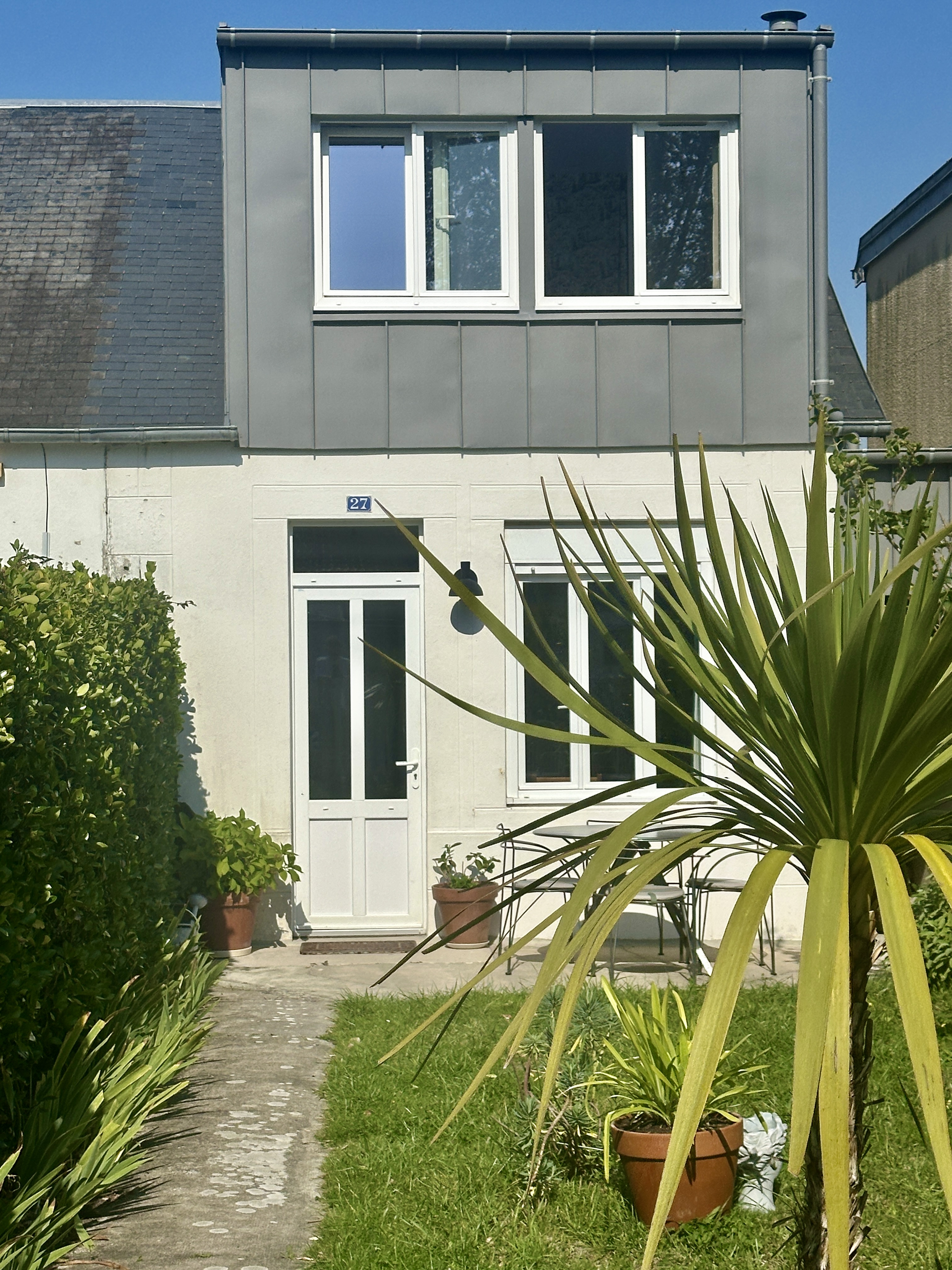 Maisonette and its garden 5 min walk to the sea