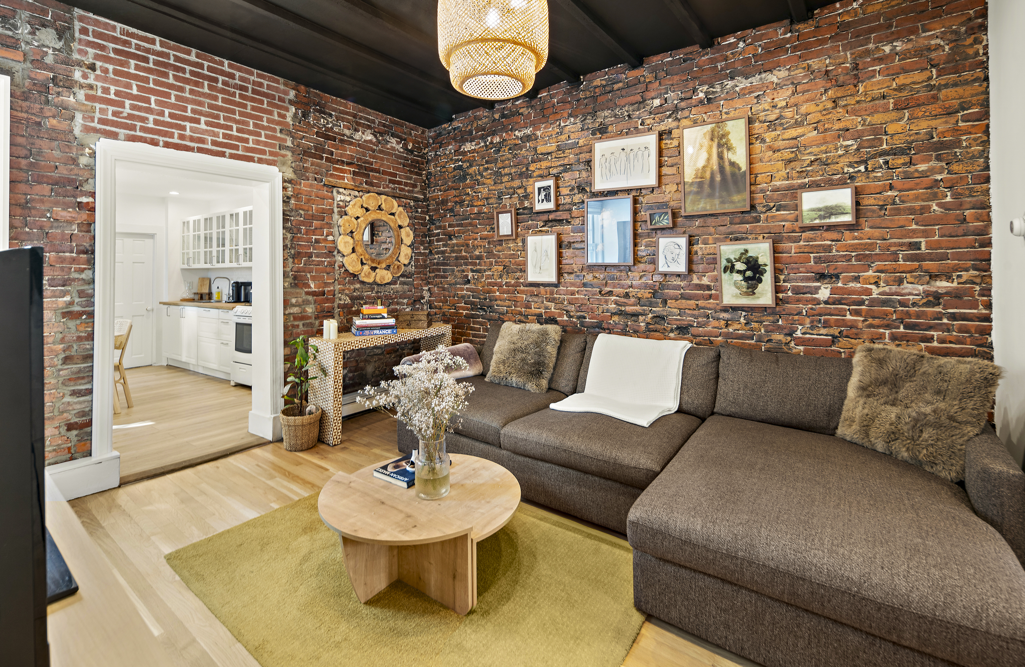 Quiet brownstone close to city