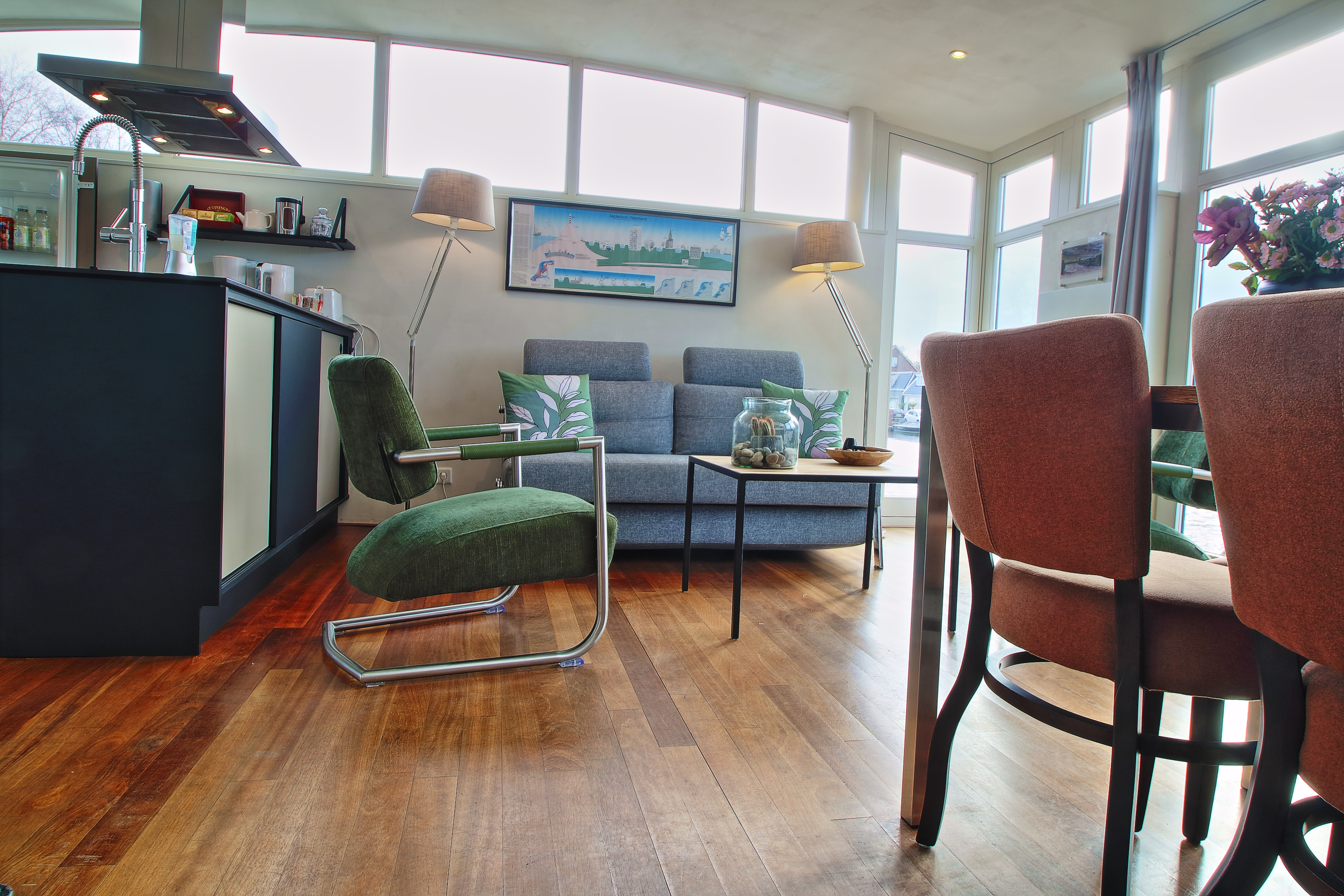 Bed & Boat, apartment on houseboat. Free Parking.