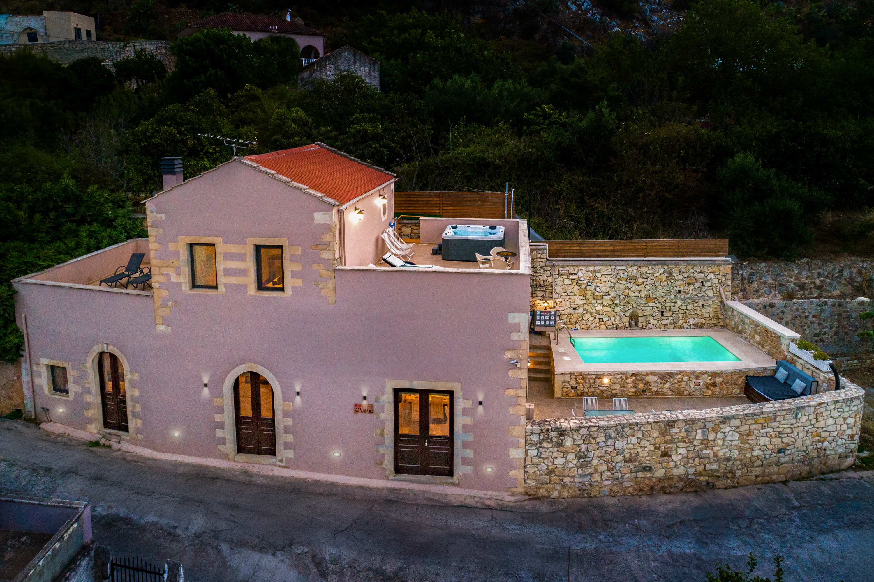Villa Aladanos / private pool and heated jacuzzi in Αποκορώνου, Crete