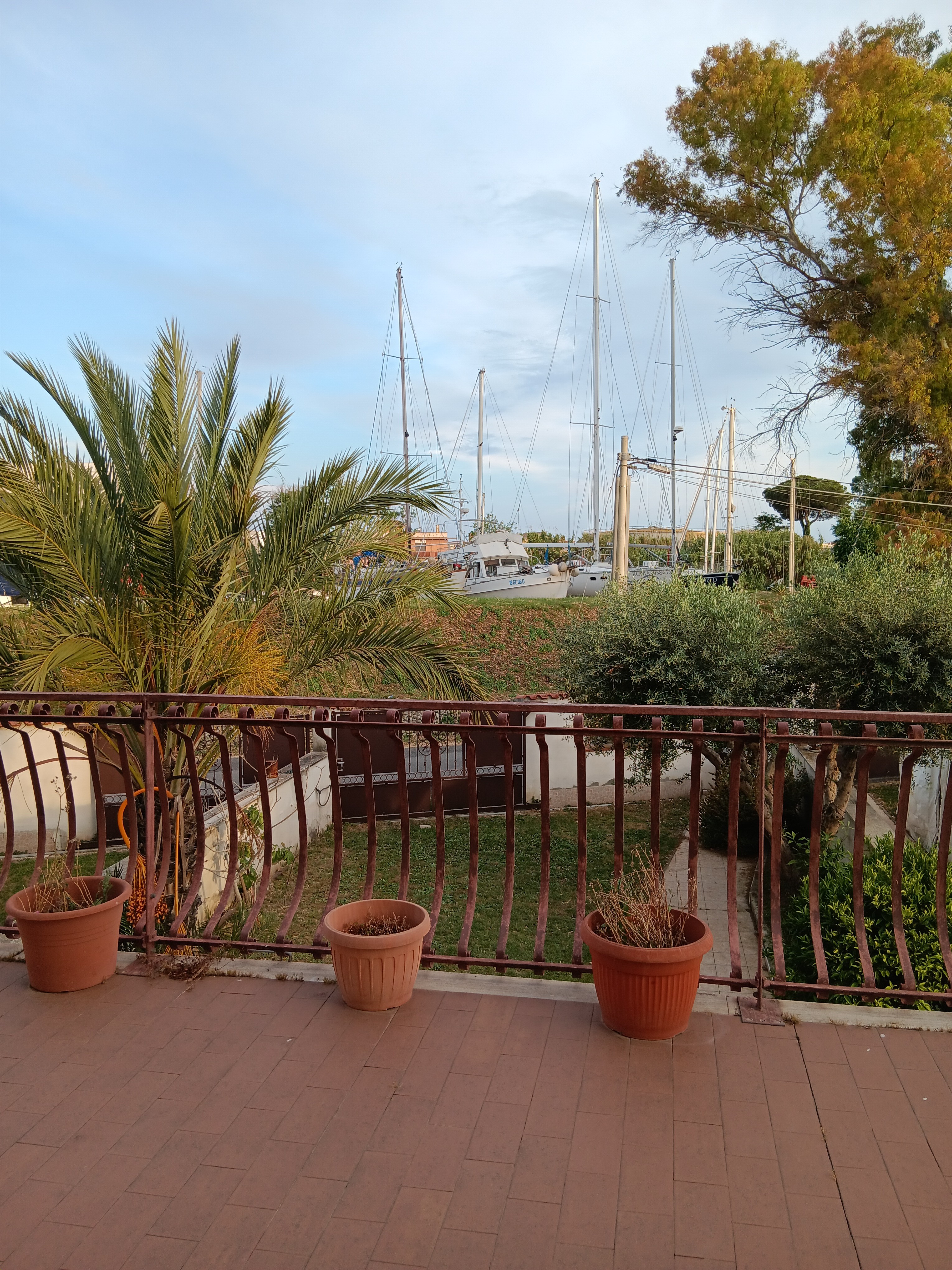 The house view 1° piano no lift.