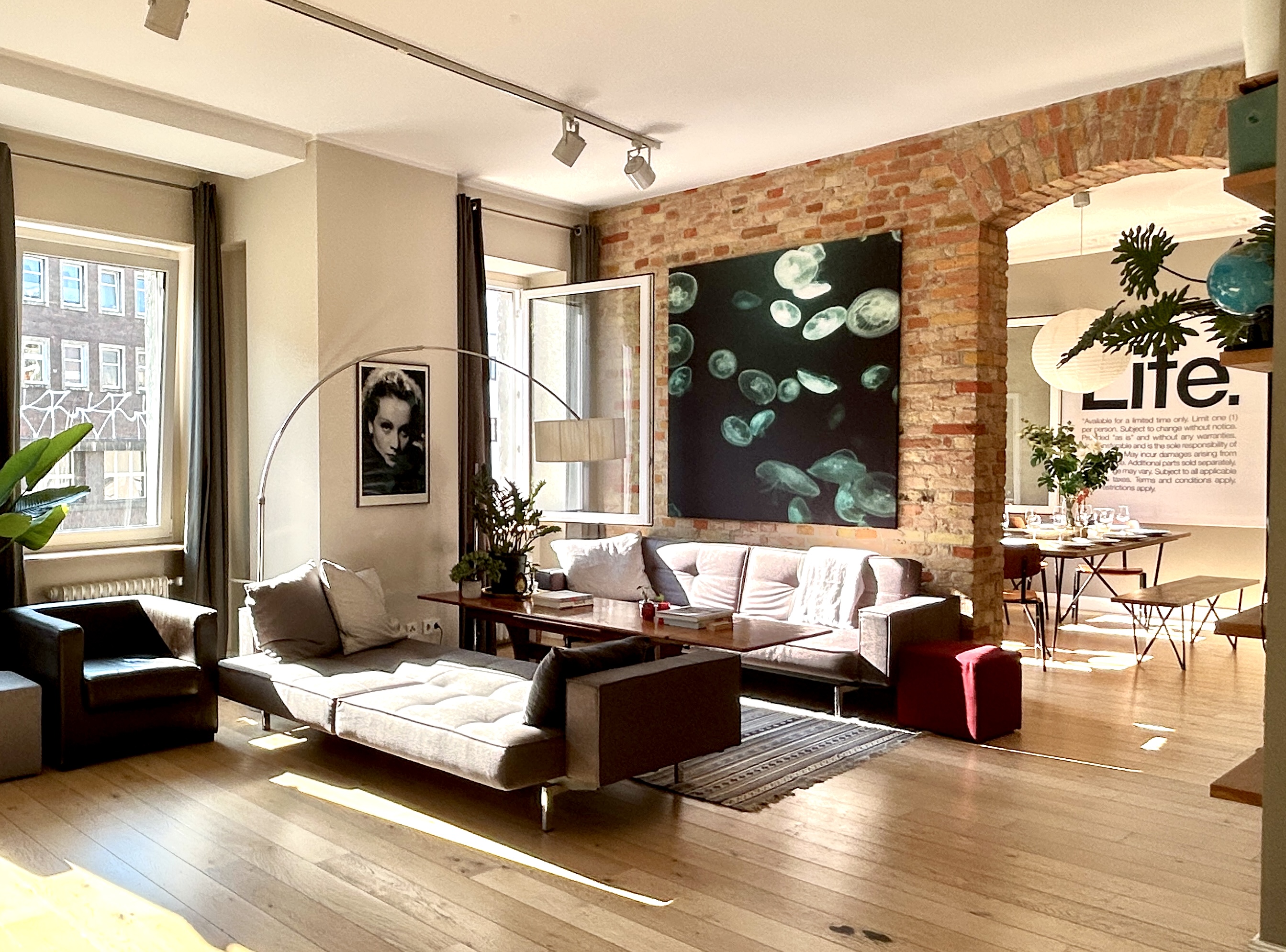 "BIG + Beautiful" - central 5 BR / 3Bath + balcony