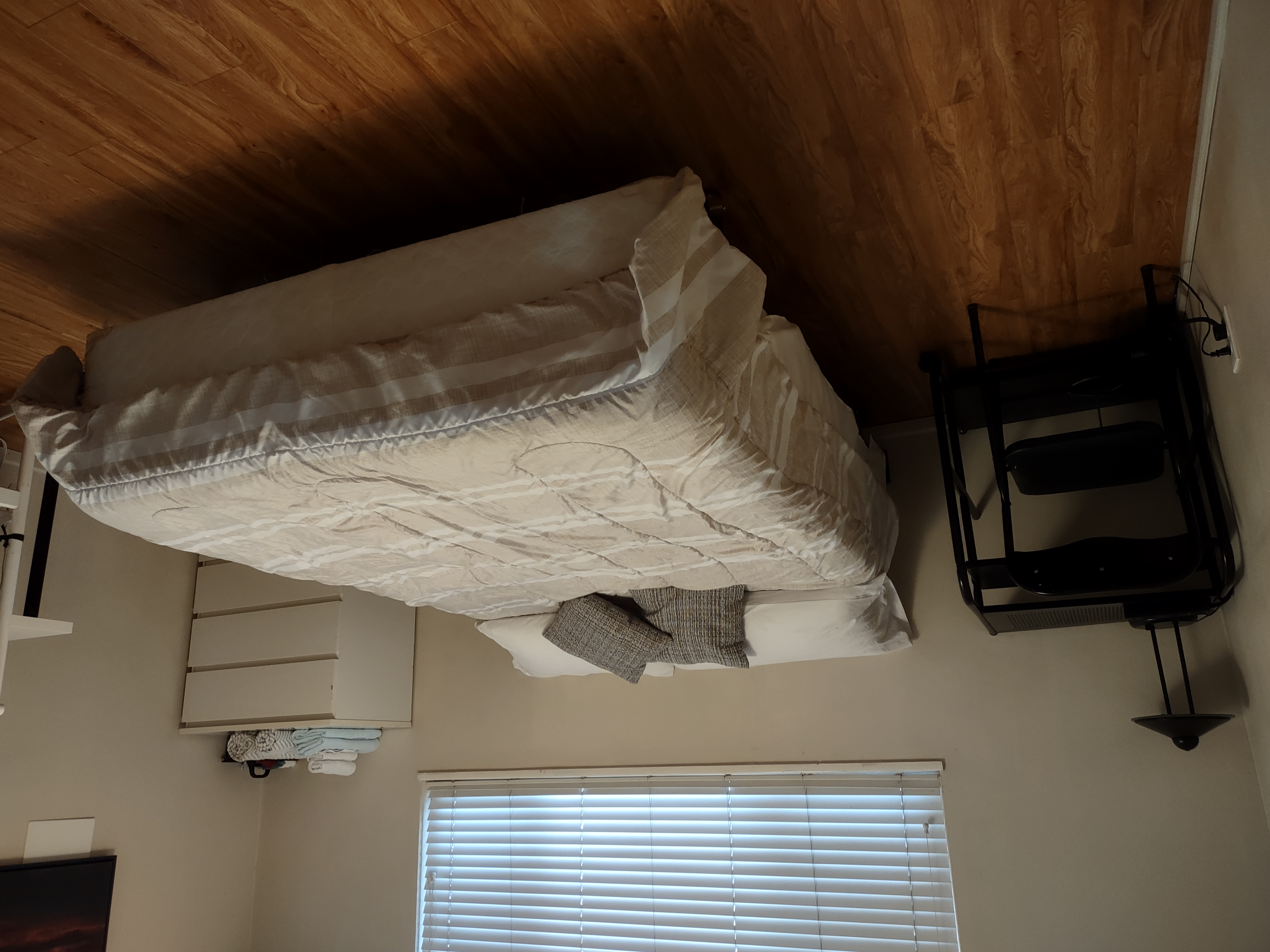 Large Bright Centrally Located Room - Breakfast