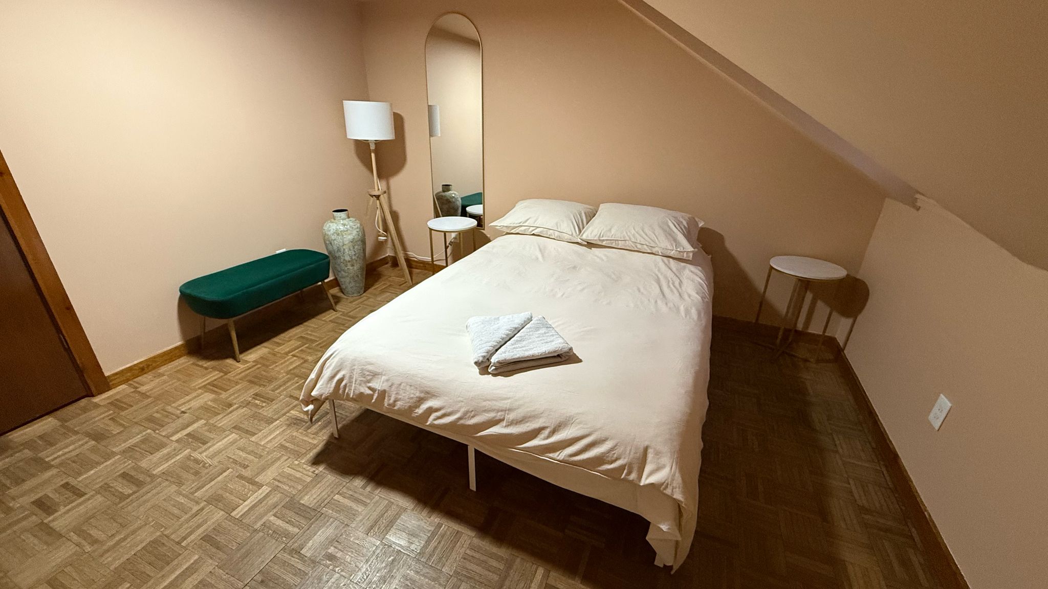 Simple Room walking to Airport T