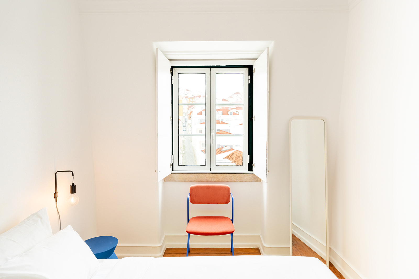 SATURdAYS - Double Room w/ Shared Bathroom