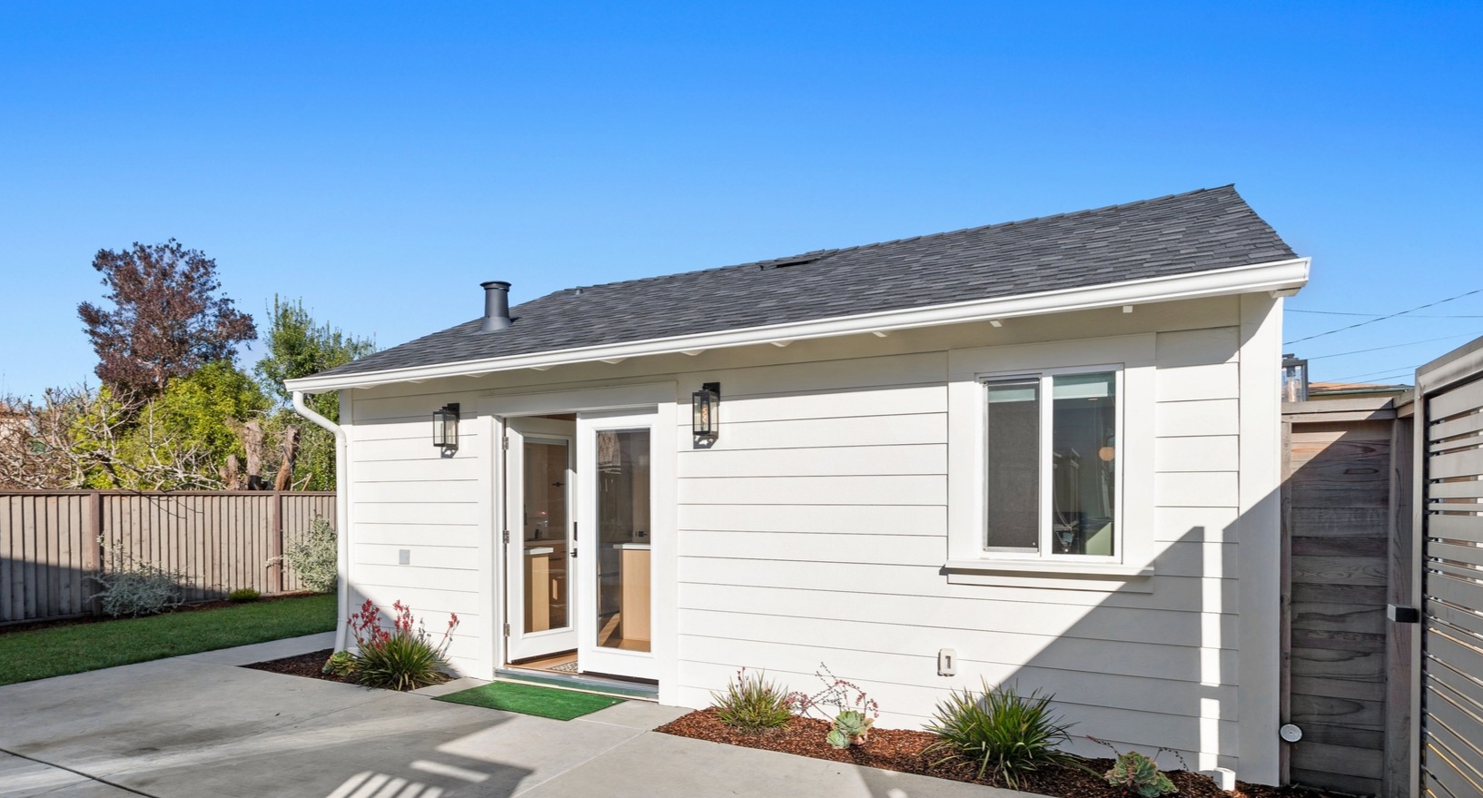 Bright Backyard Bungalow • W/D • AC • Near BART in Paradise Park, Oakland