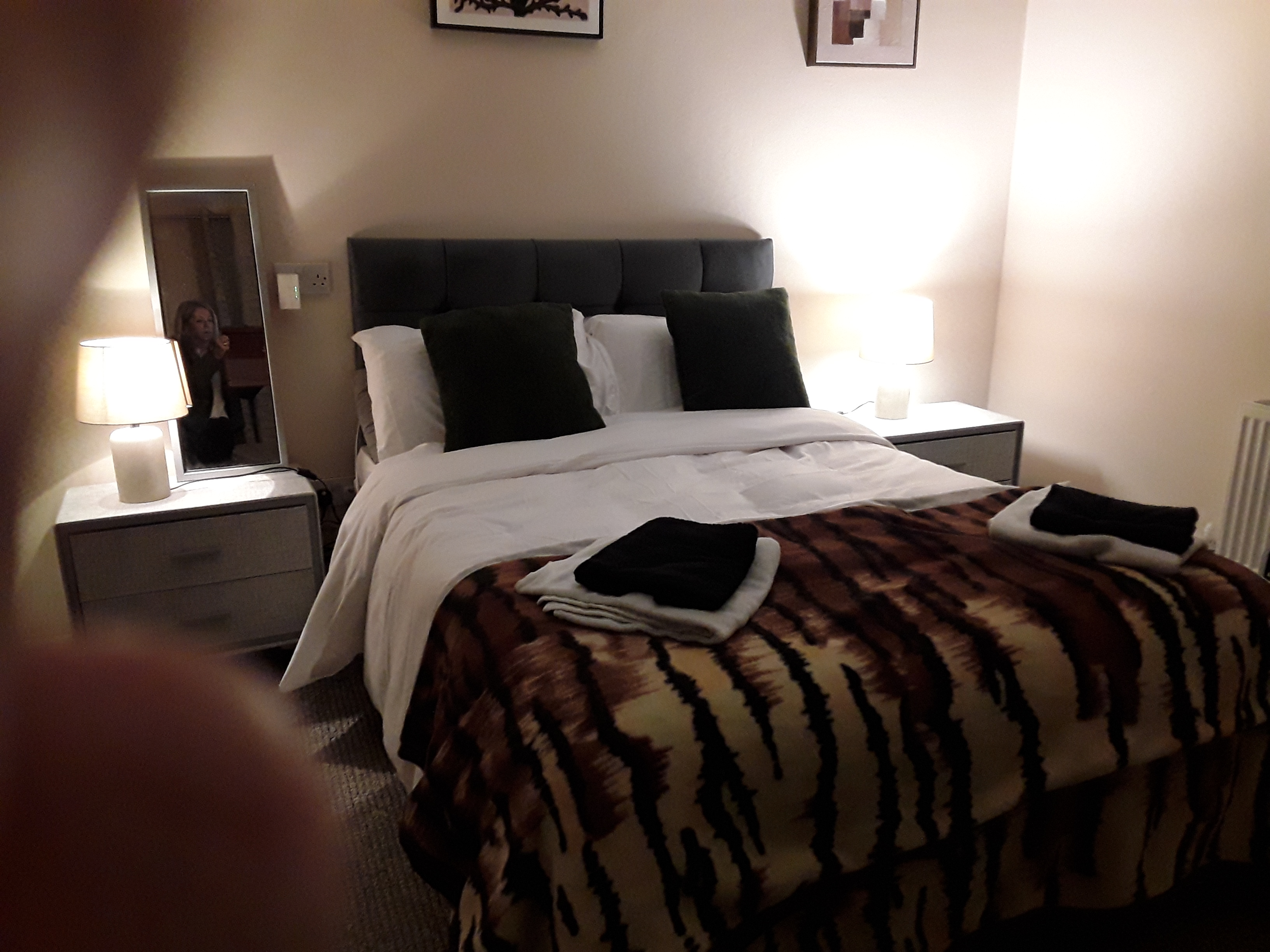 self contained cozy tot private near city & airpor