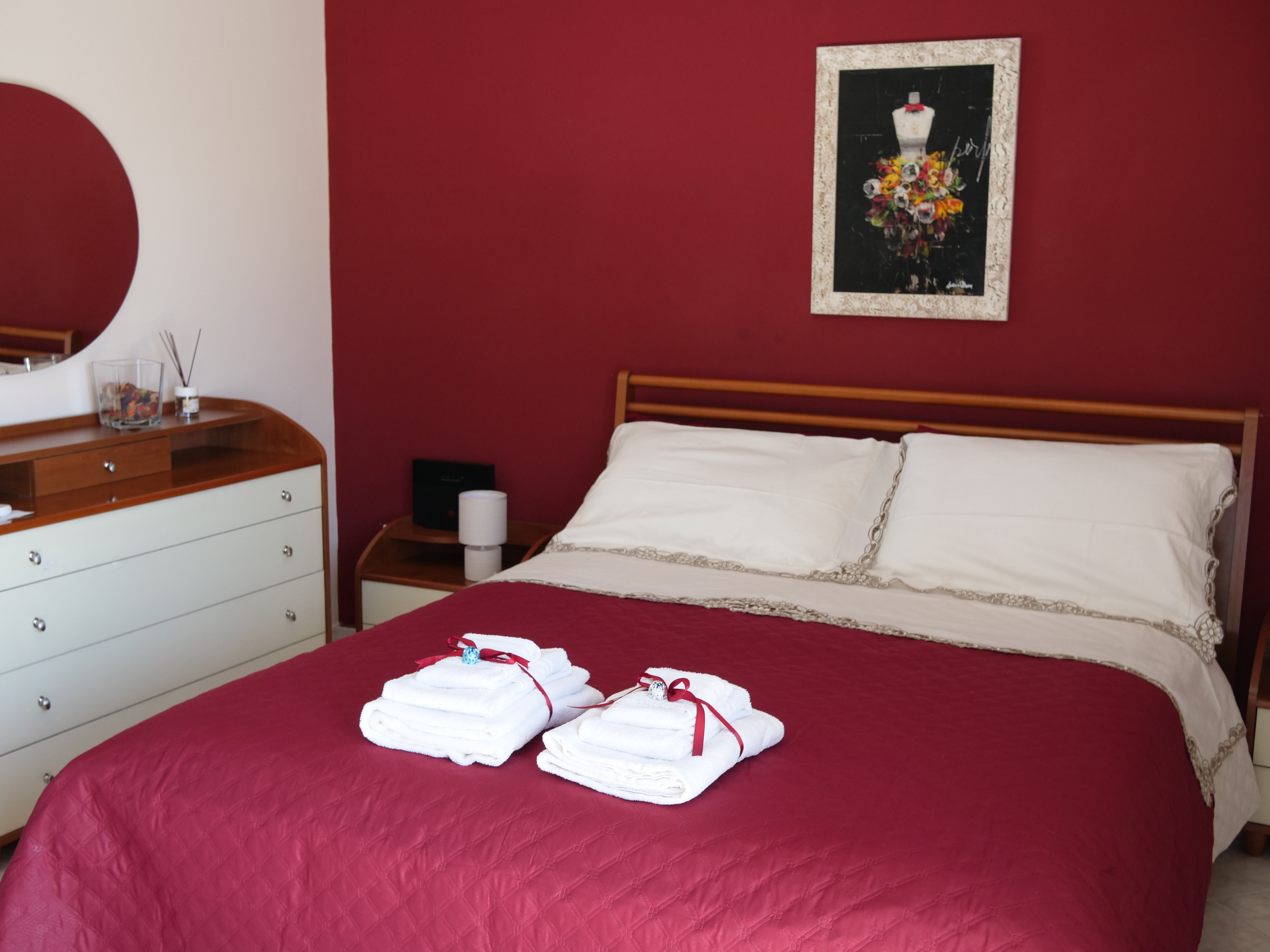 Rosso Pompeiano Apartment