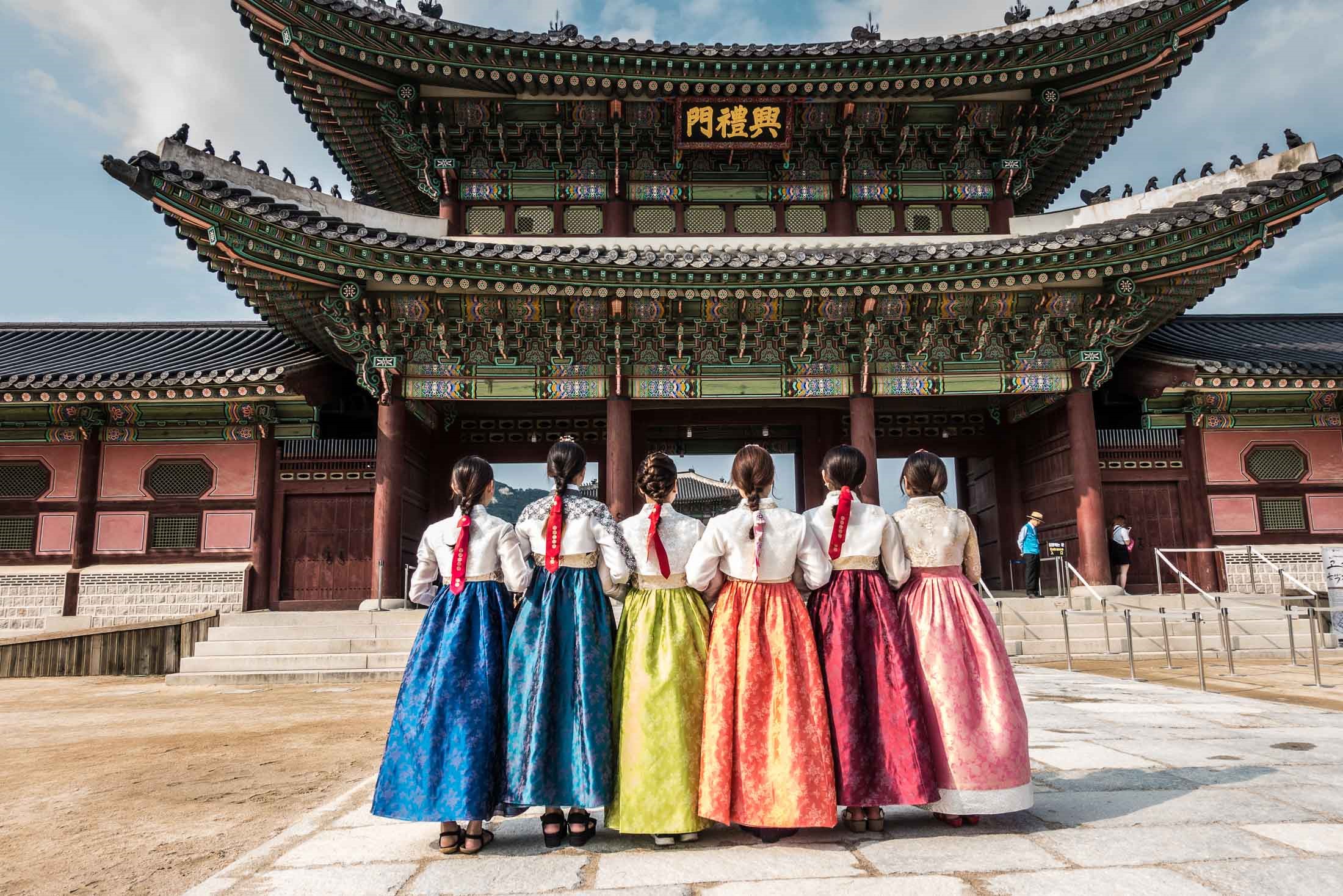 Культурные центры азии. Кенбоккун ханбок. Ханбок Южная Корея музей. Южная Корея Сеул традиции. Достромичательности Южная Корея.