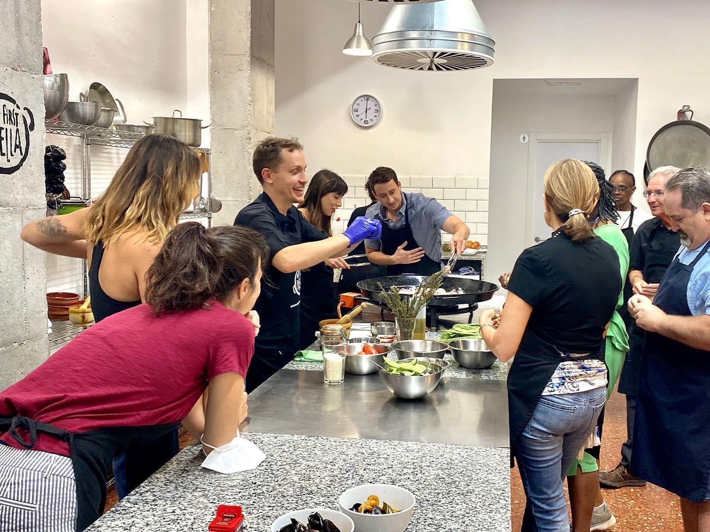 Paella, tapas et visite du marché de Ruzafa Airbnb