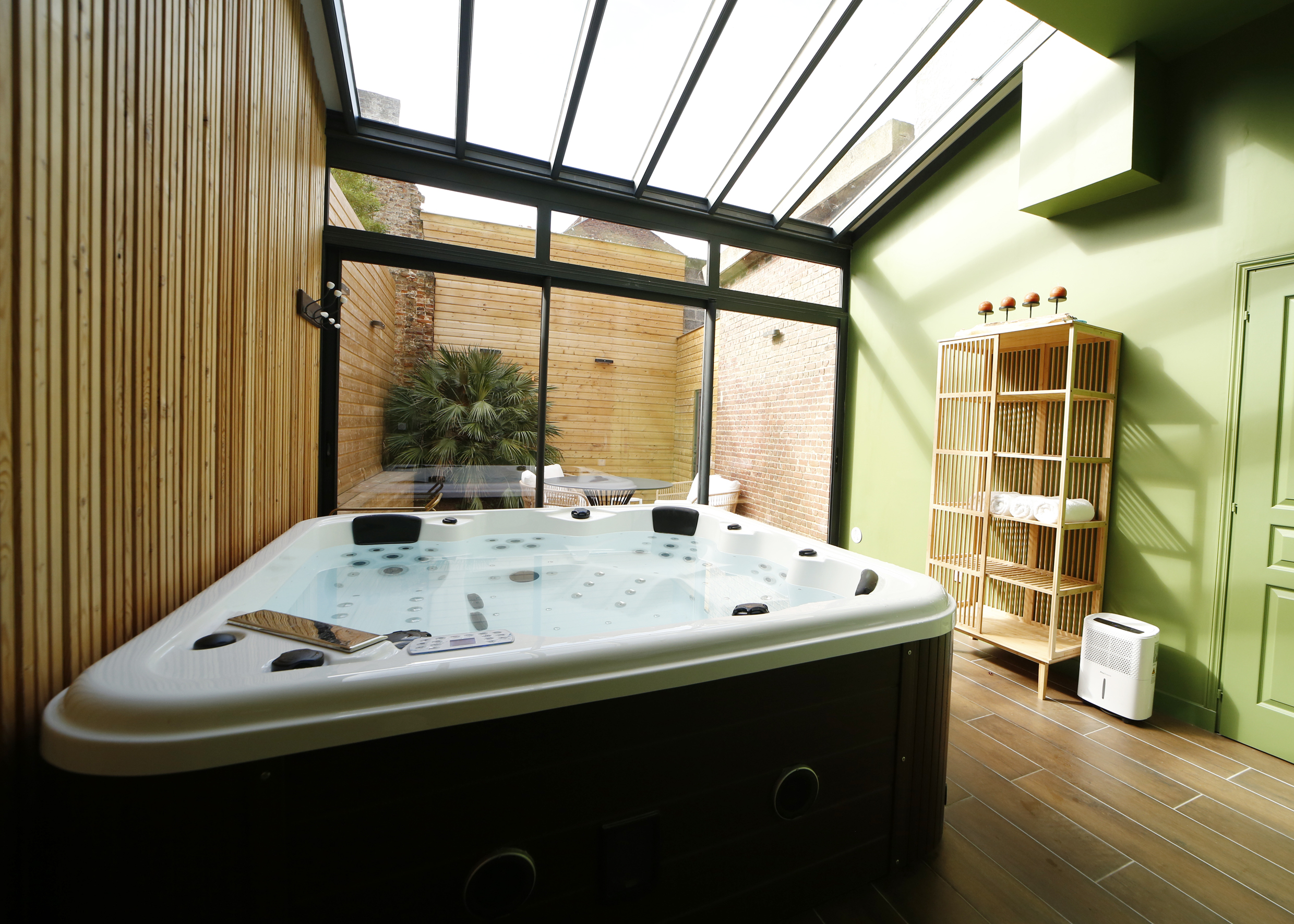 The golden tree Aparthotel hyper center covered spa
