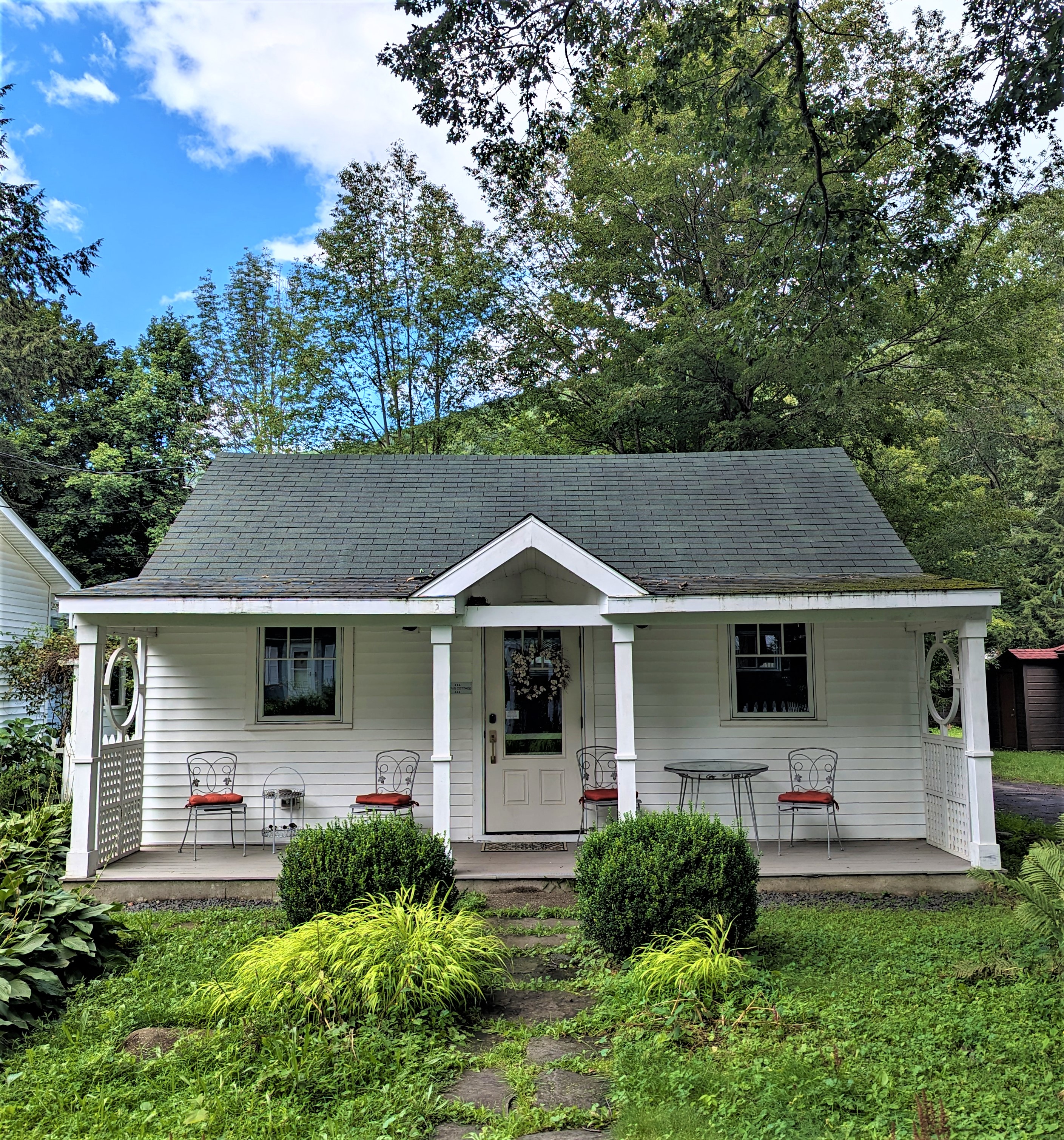Romantic Getaway: Lovingly Restored Esopus Cottage