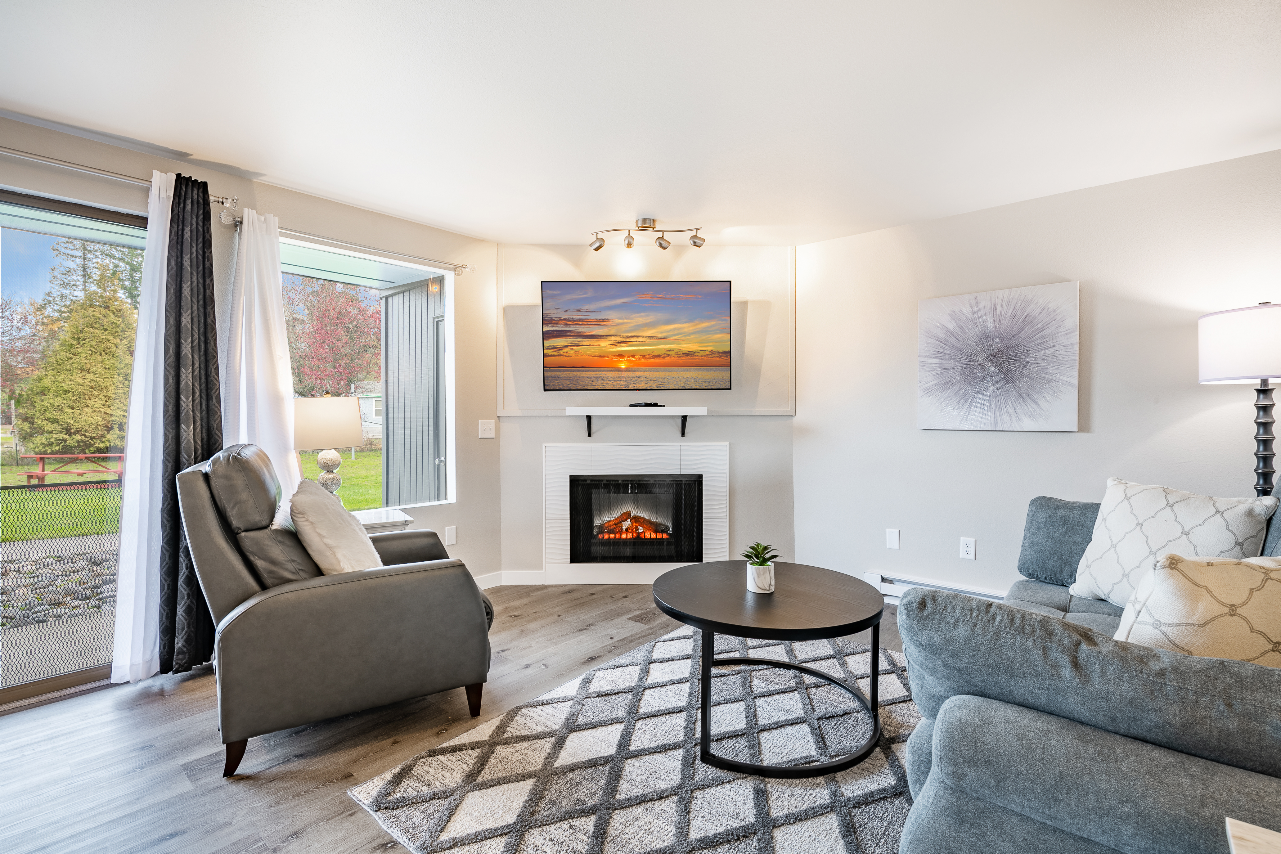 Relaxing Condo w/ KingBed & Hot Tub - 106