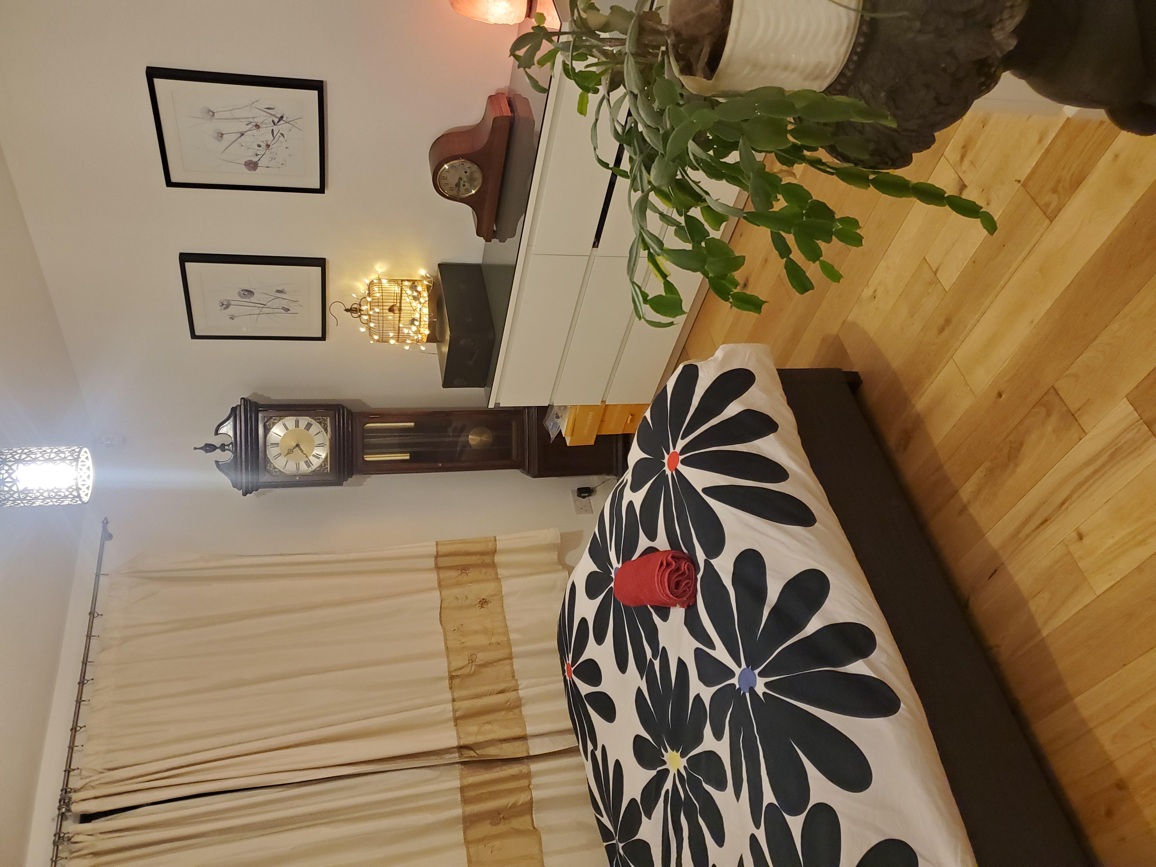 Close to station, buses, supermarket & restaurants