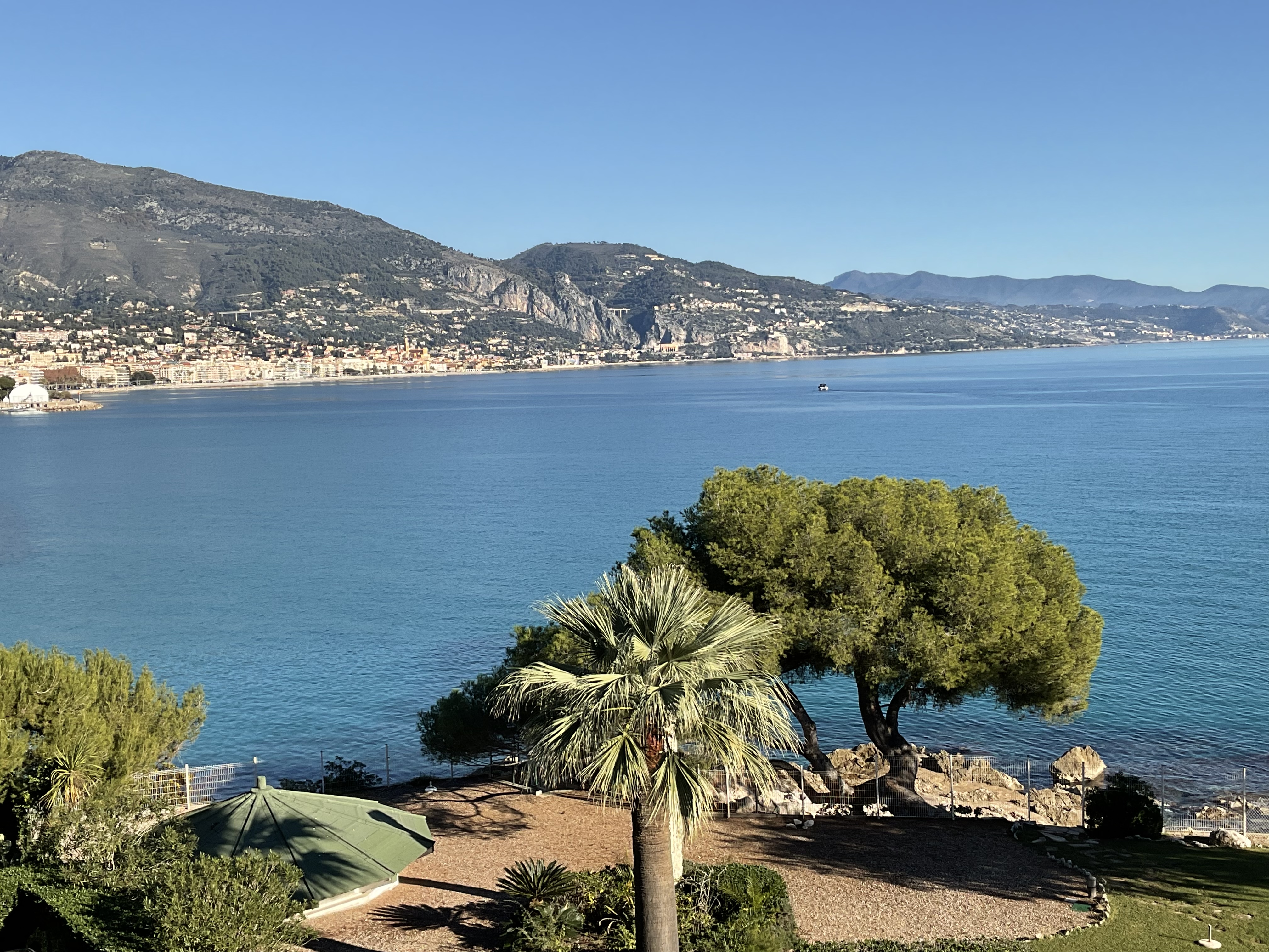 Beachfront, beach 50 m away, Roquebrune-Cap-Martin