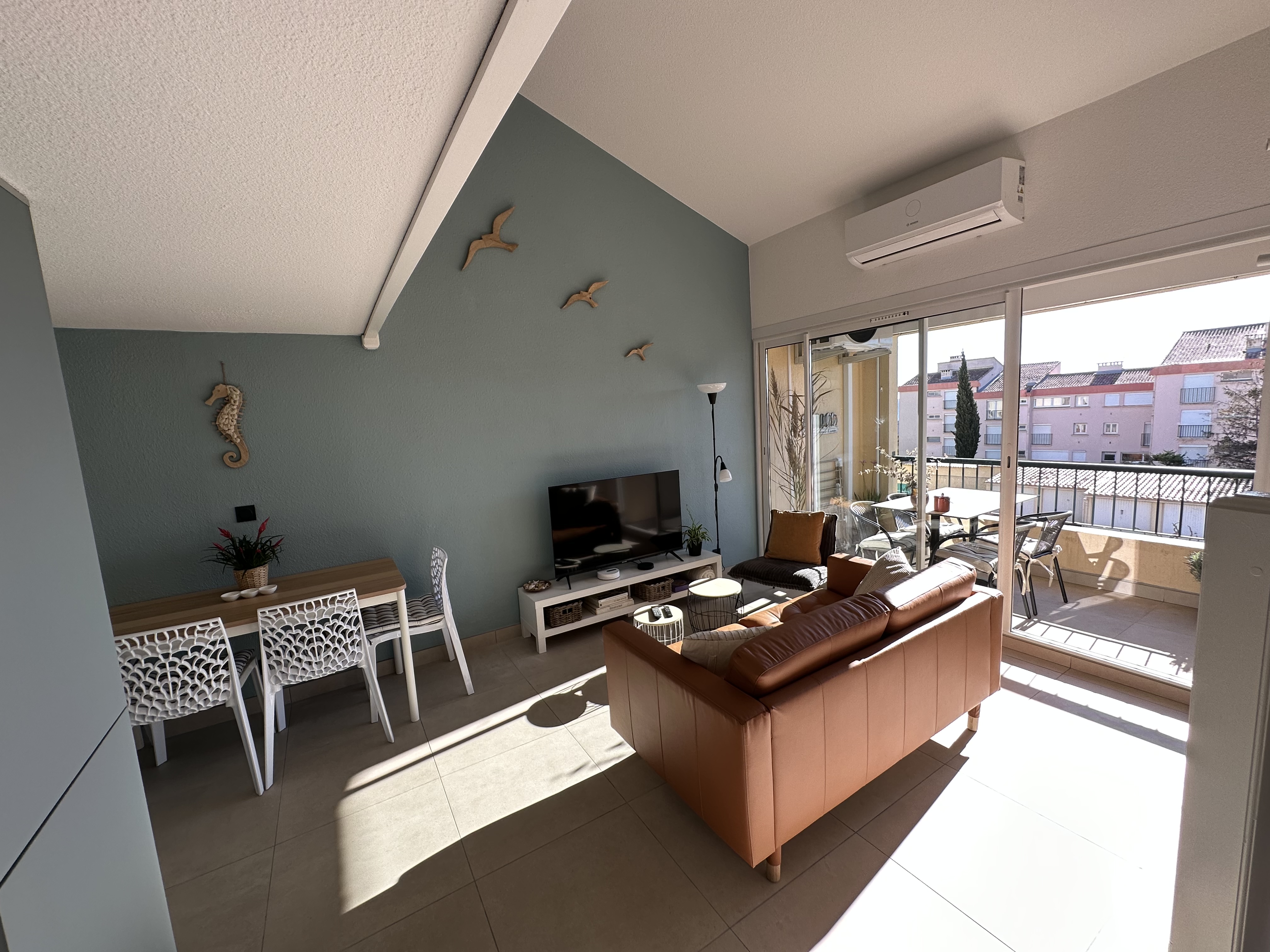Very nice 3P Mezzanine 100 m beach