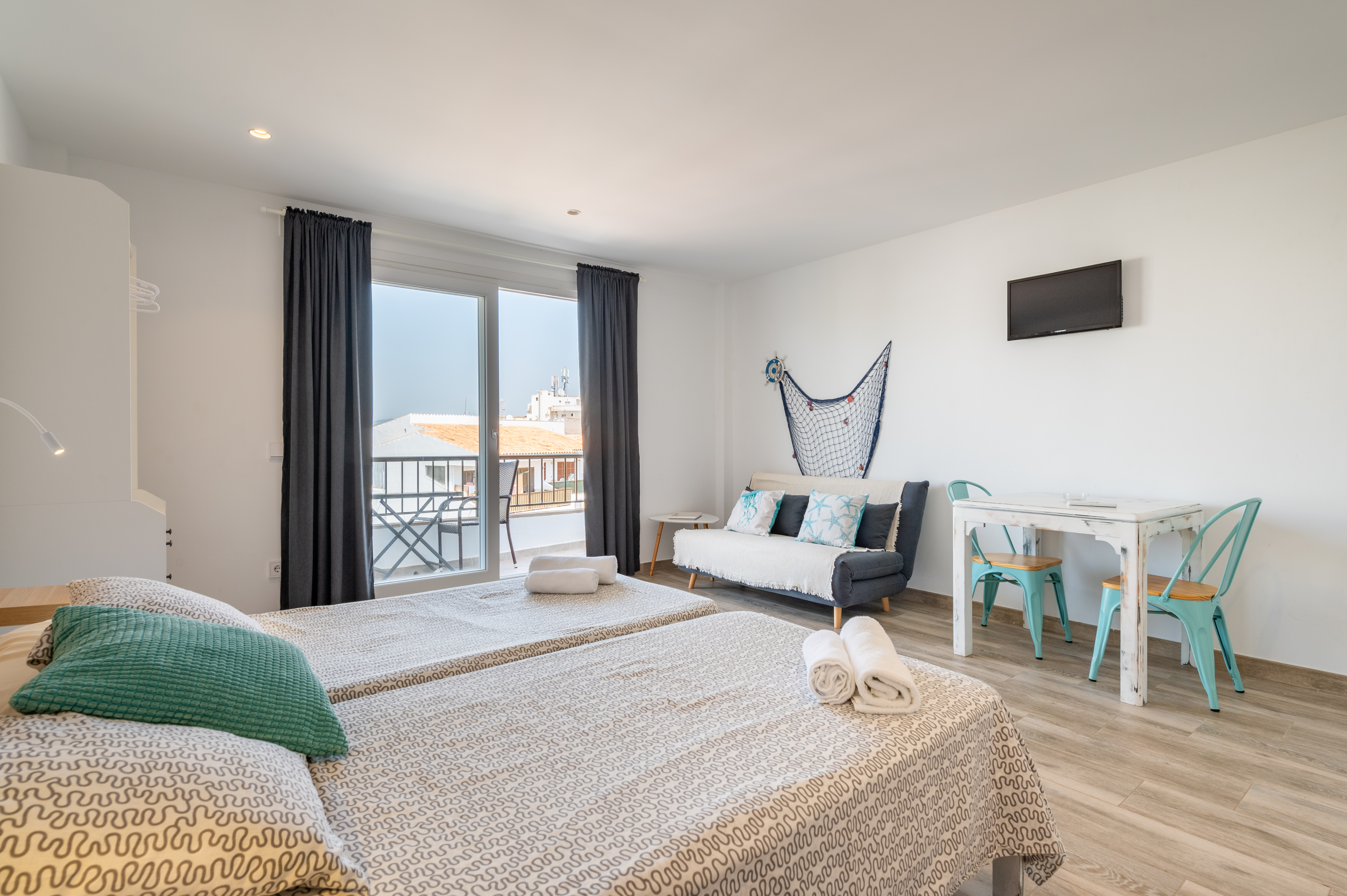 Studio with balcony, street view & near the sea