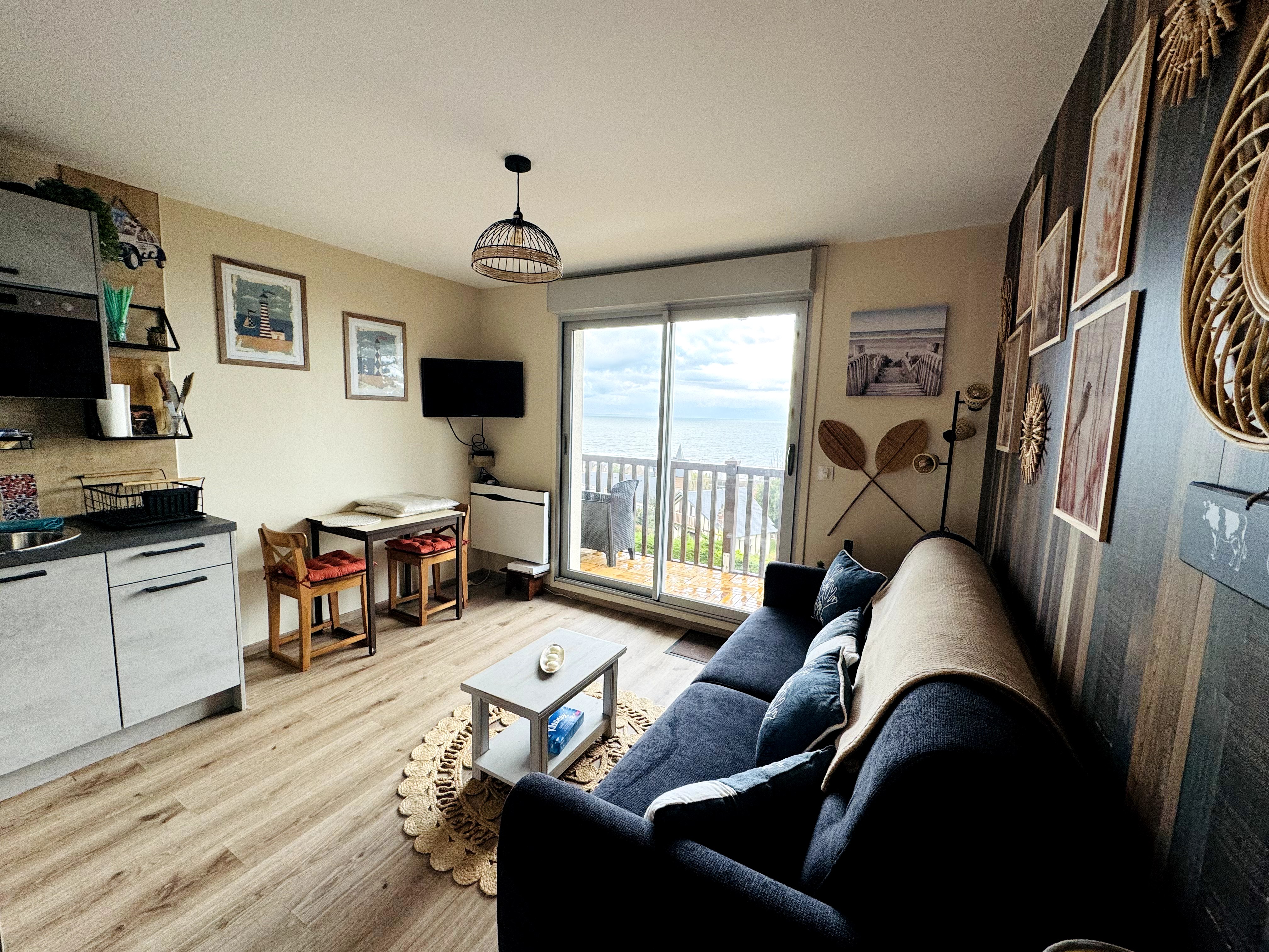 Charming studio with balcony facing the sea