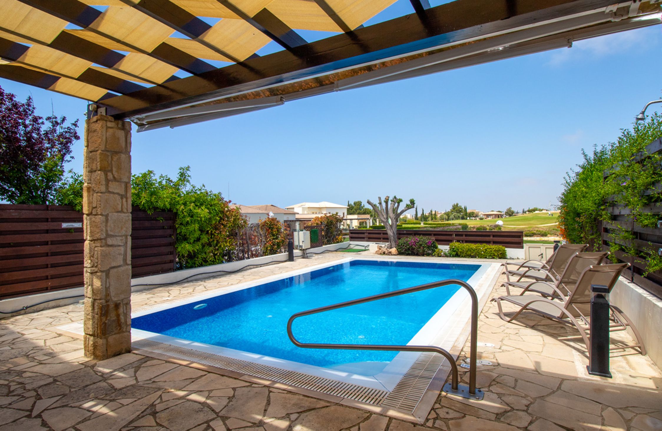 2-bedroom Golf Villa with a pool HG07