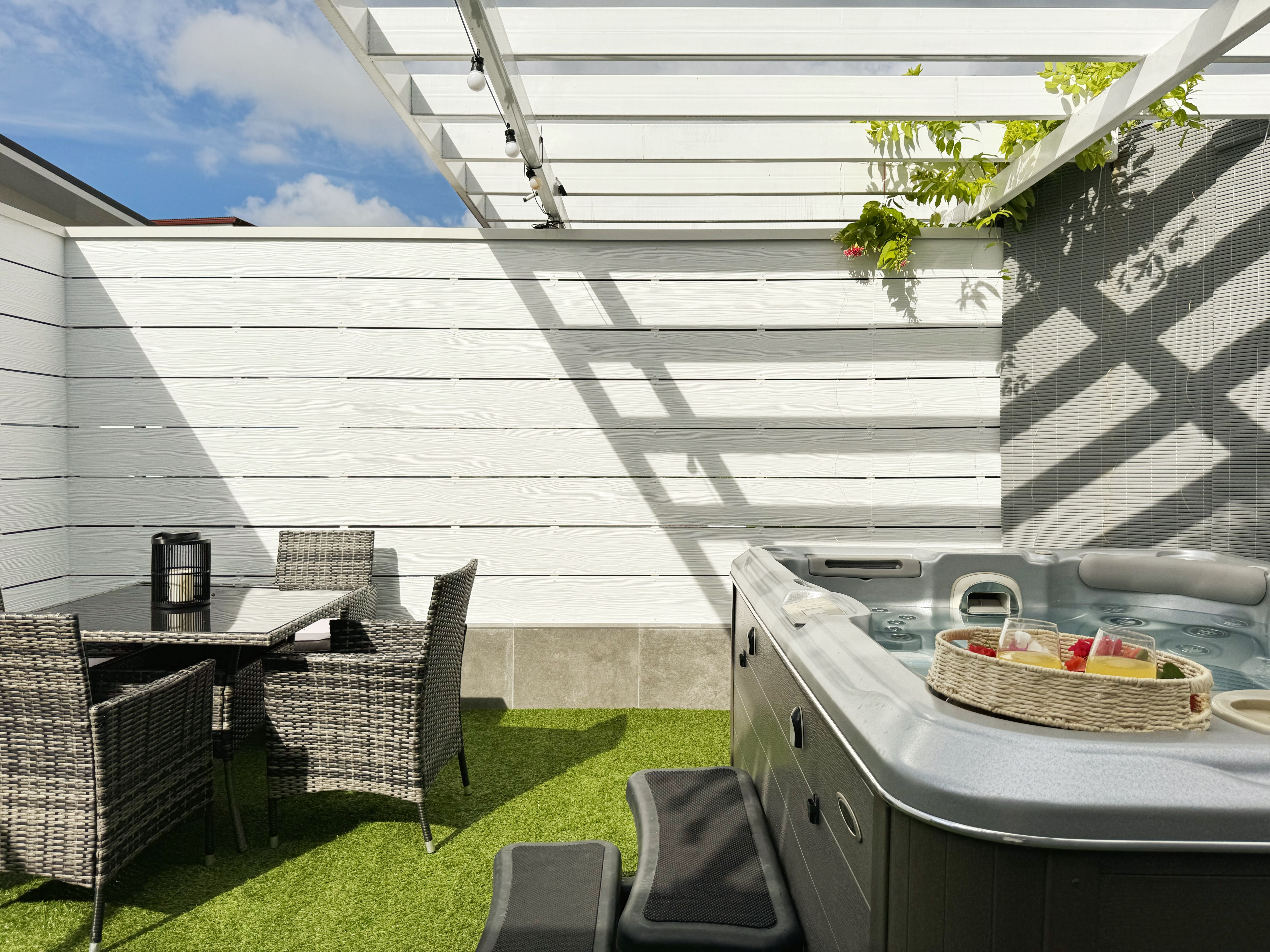 4 min from airport, Jacuzzi, wifi and parking