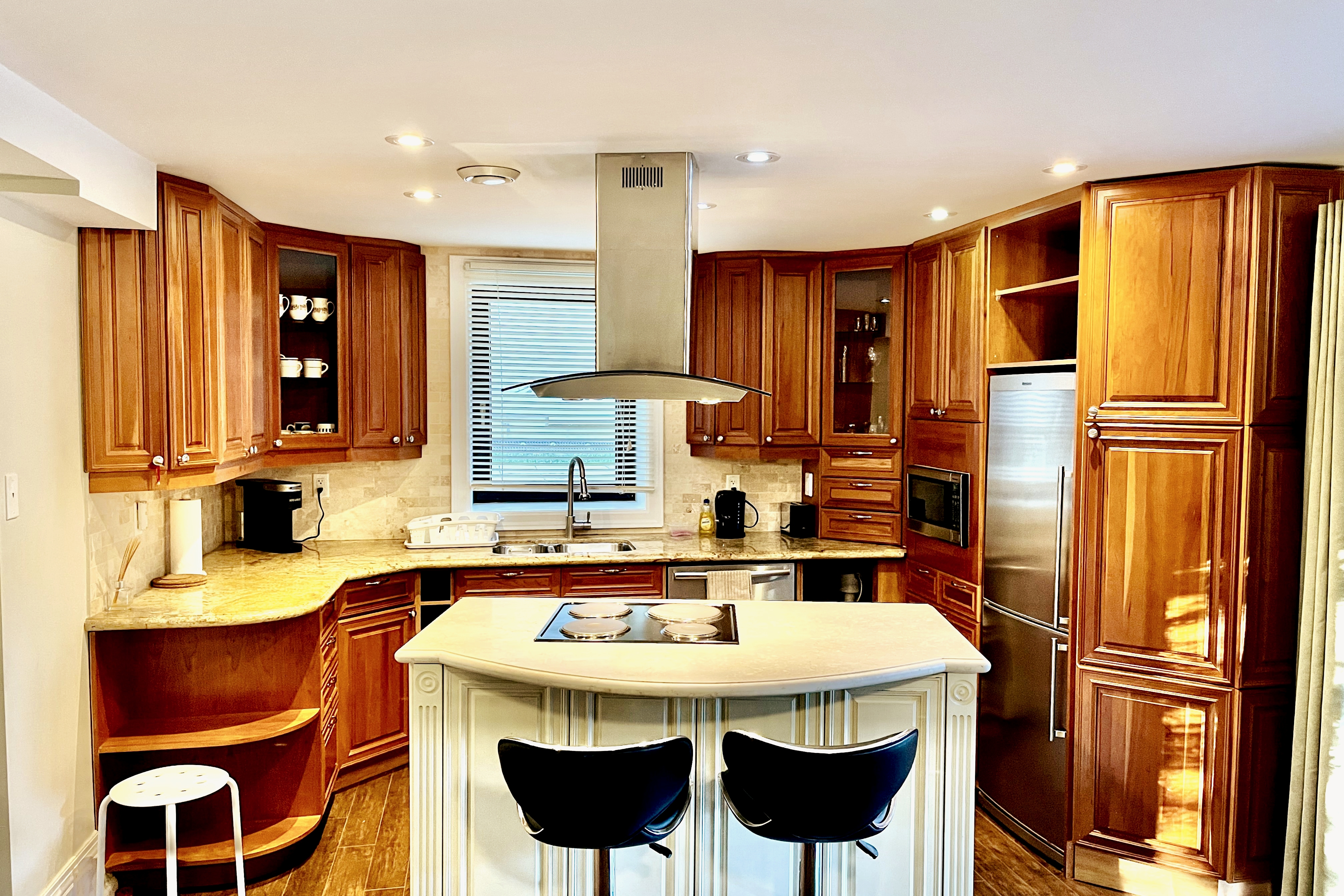 Luxury Apt, Garden, small Dog welcome, Ev Charger in Willowdale East, Toronto