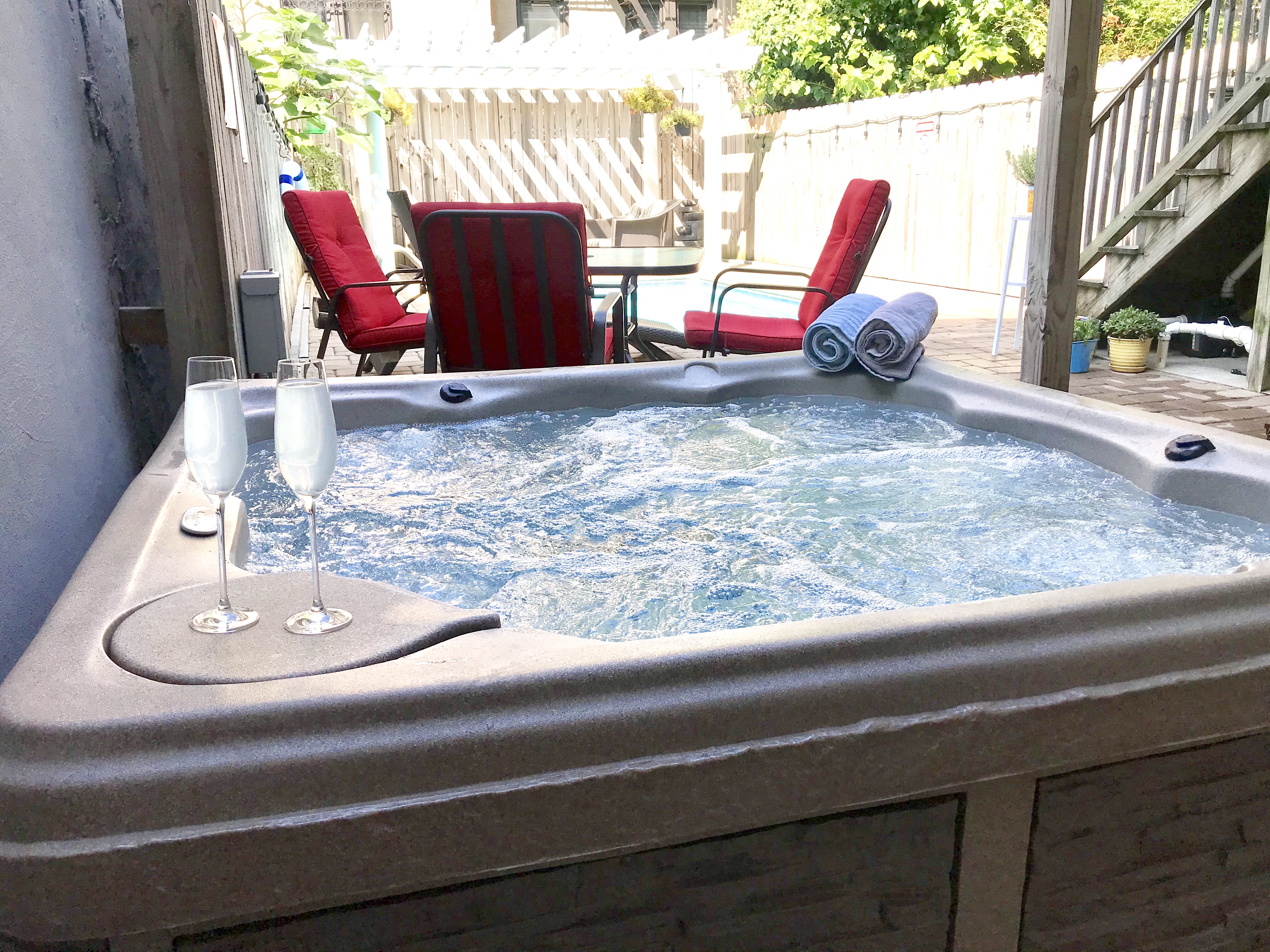Brooklyn Bubble Bliss: Hot Tub Paradise w/ 2 Kings