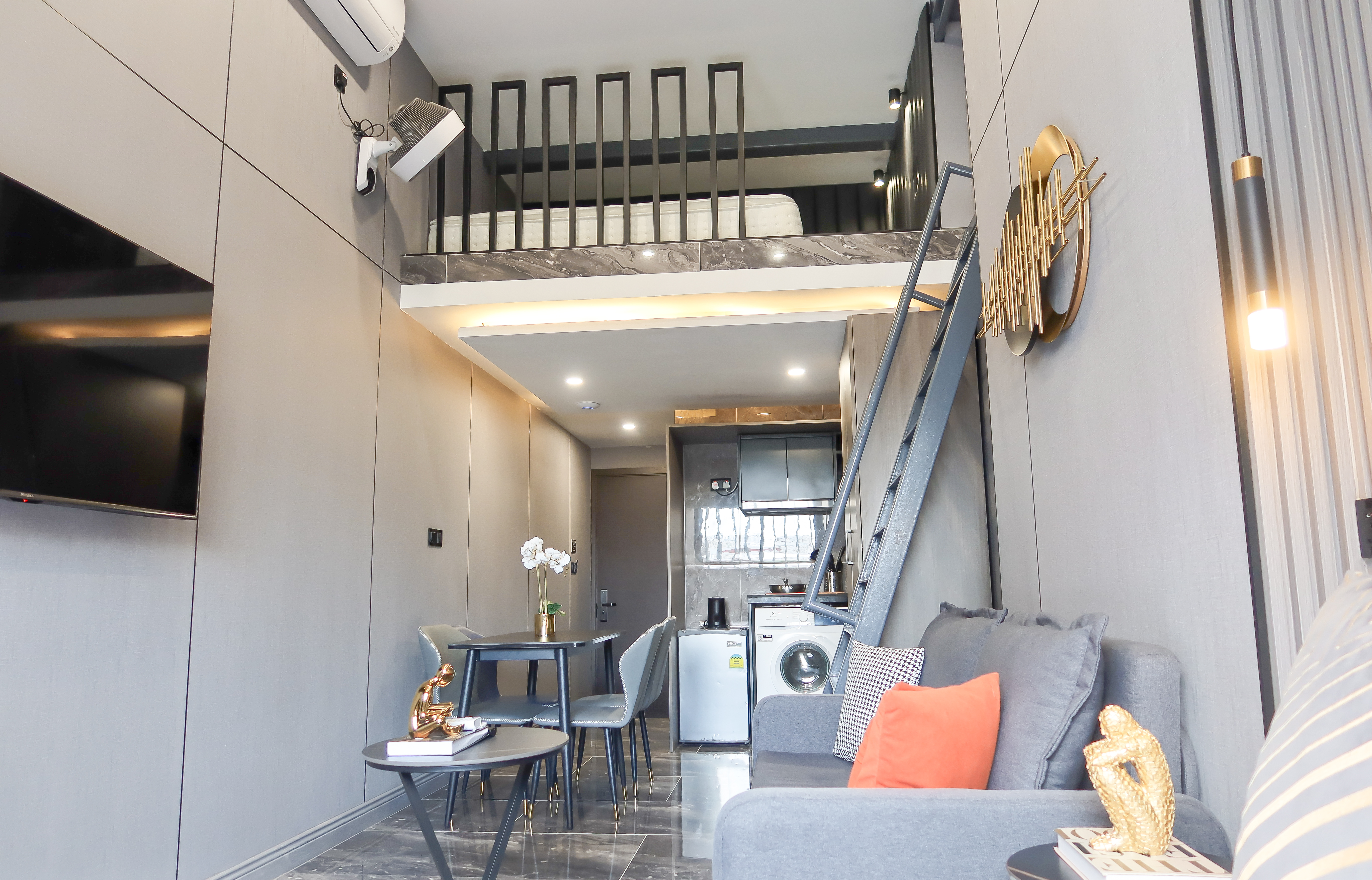 New Deluxe Cozy Loft Studio -Somerset/Orchard Area