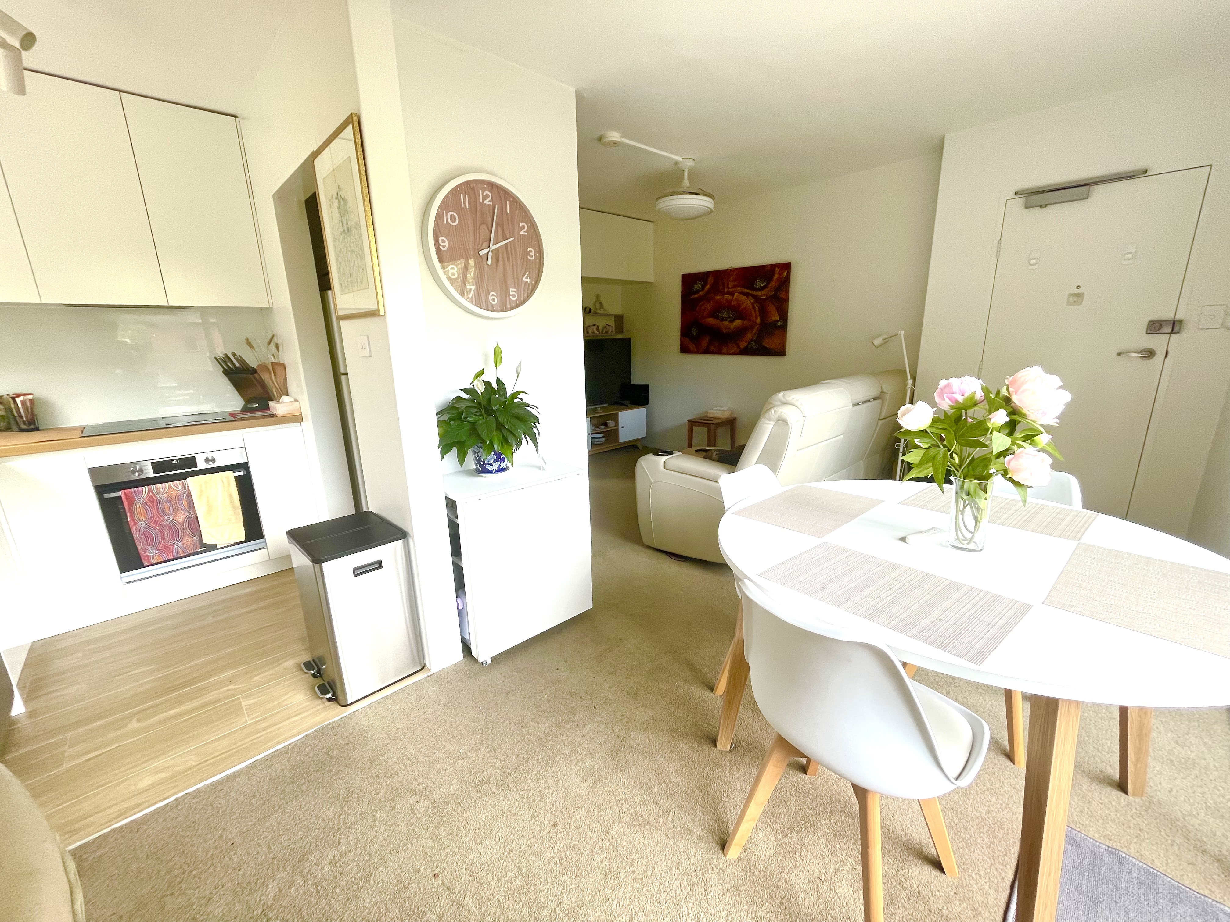 10 min bus to CBD! Great location-all you need!