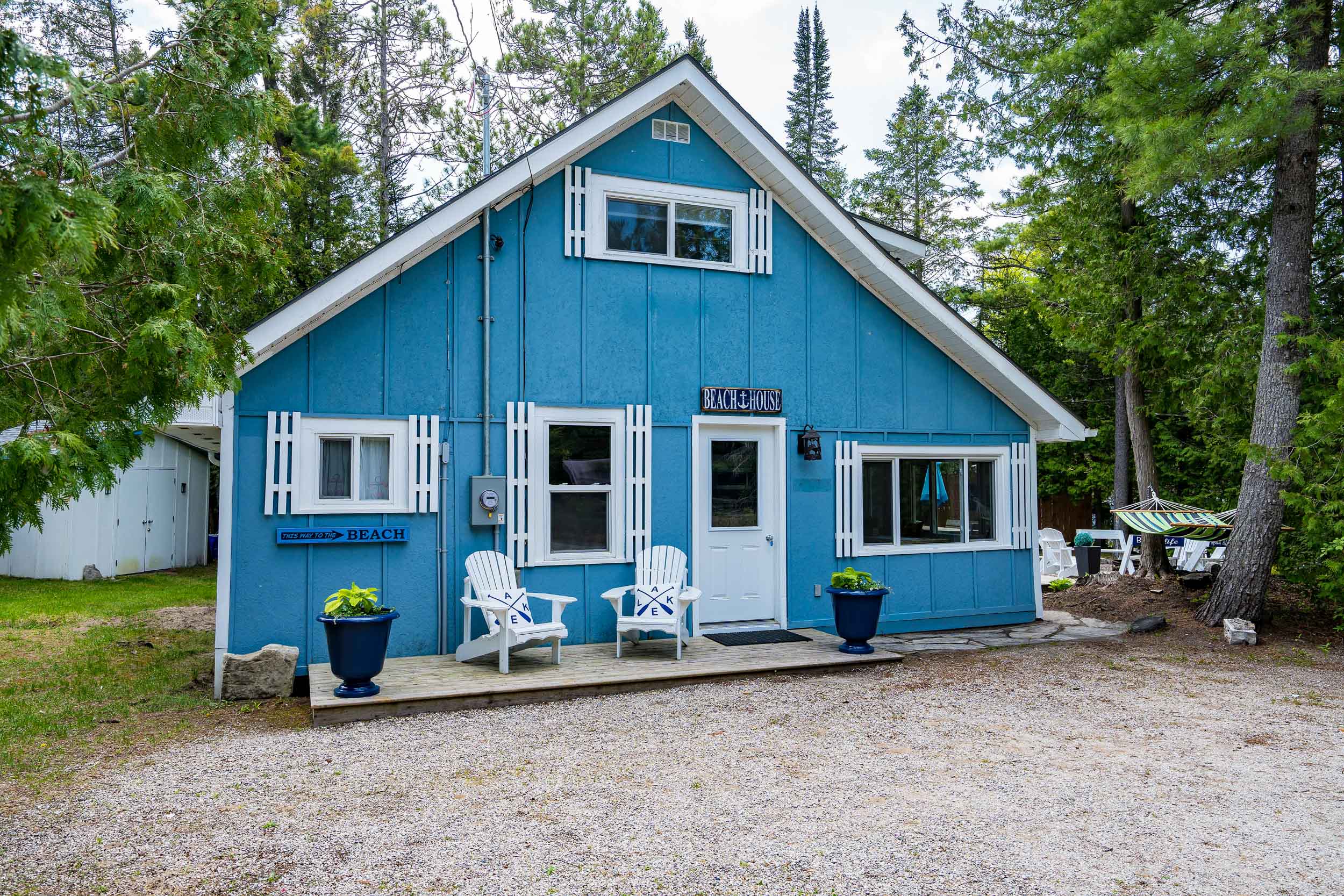 Renovated 4 Bedroom 2 minute walk to beach!