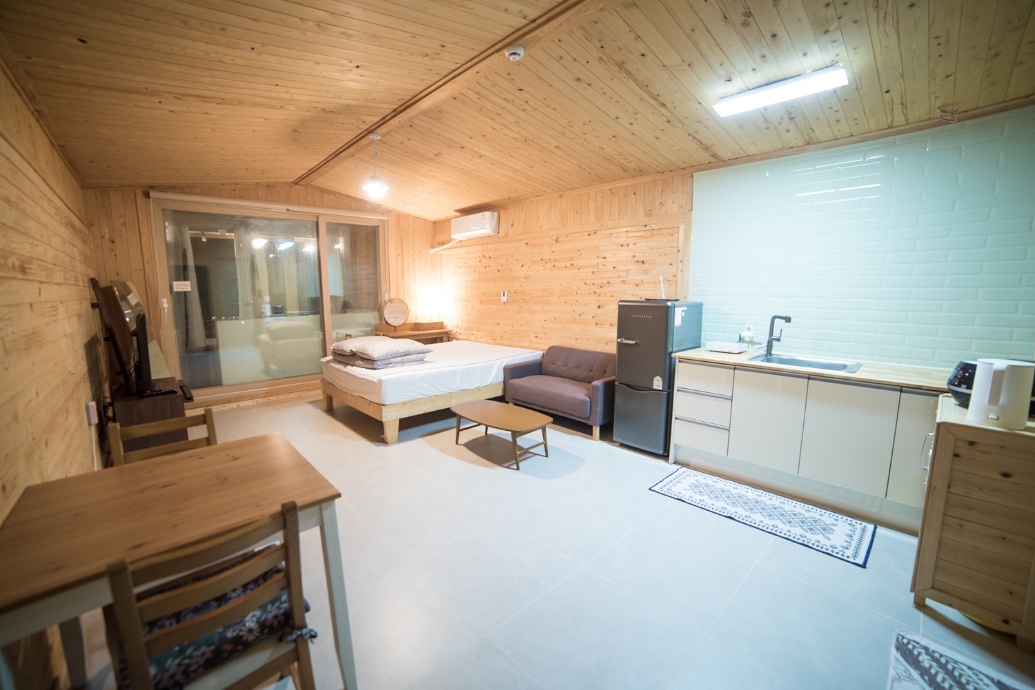 Big spa bath, sweet couple, and small family accommodation in Jeju for small families