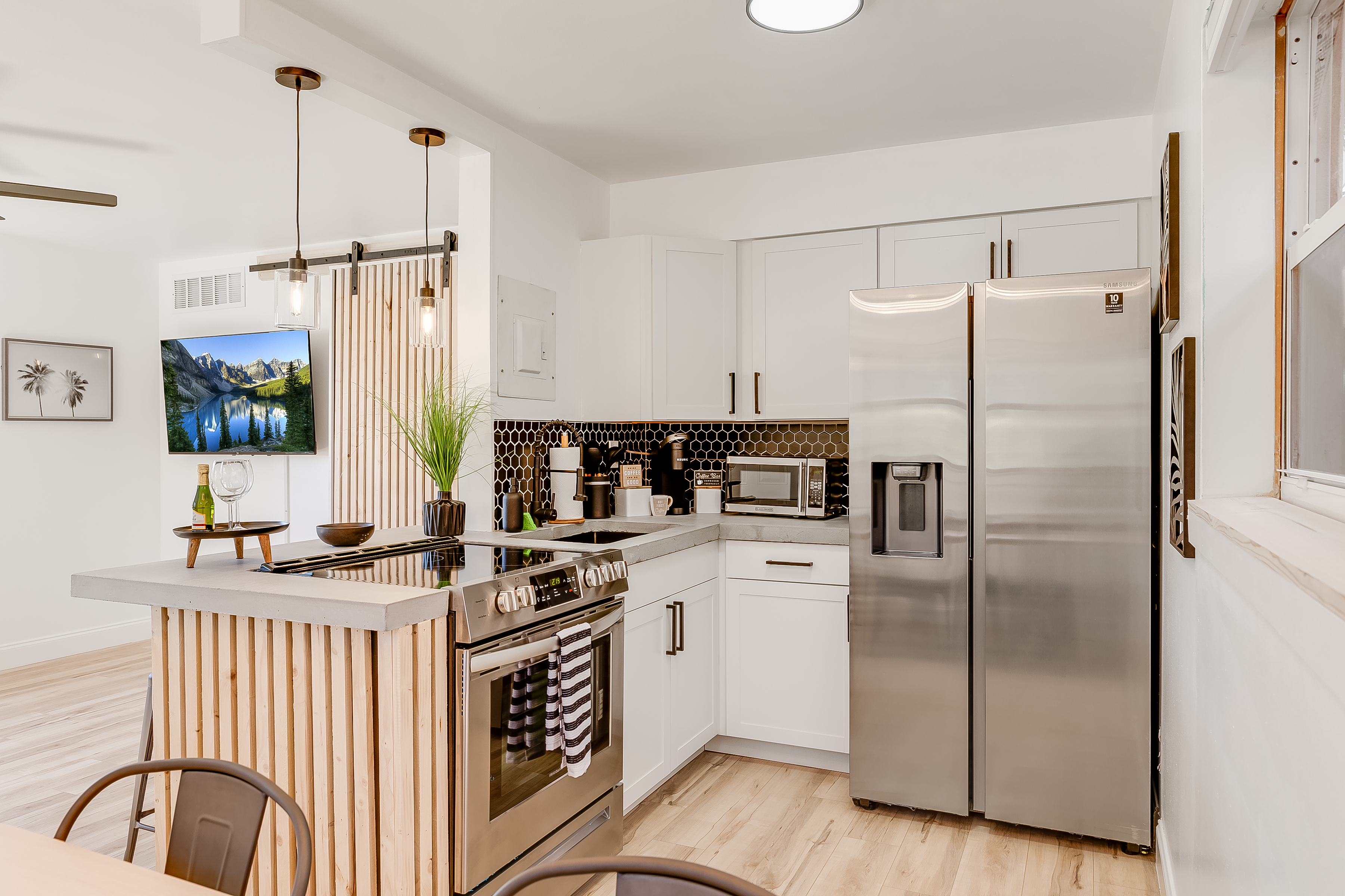 Cute Condo, Steps to Downtown Bars & Restaurants