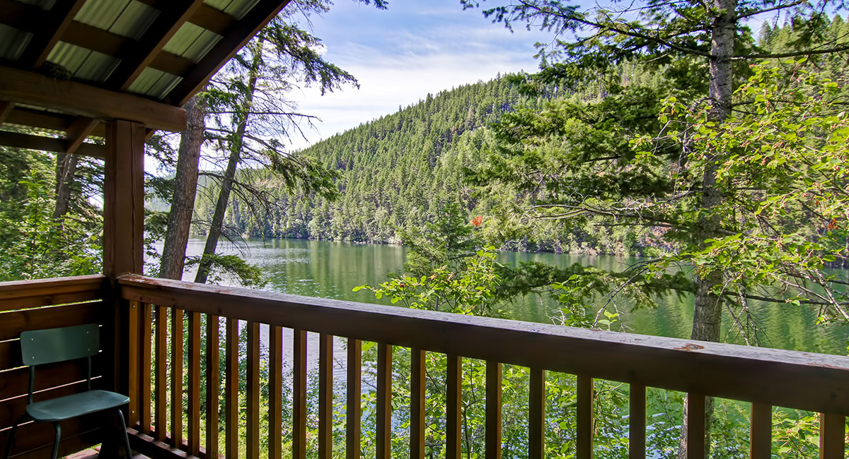 Cozy Lakeside Cabin